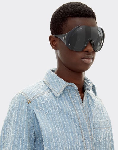 Ferrari Gafas de sol de metal y cuero negro con montura gris oscuro Ingrid LA01Mf