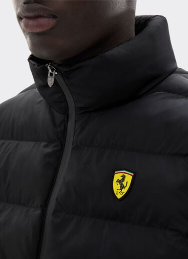  Gesteppte Nylonweste mit Ferrari-Wappen Nero SWMVT0001WNY0003f