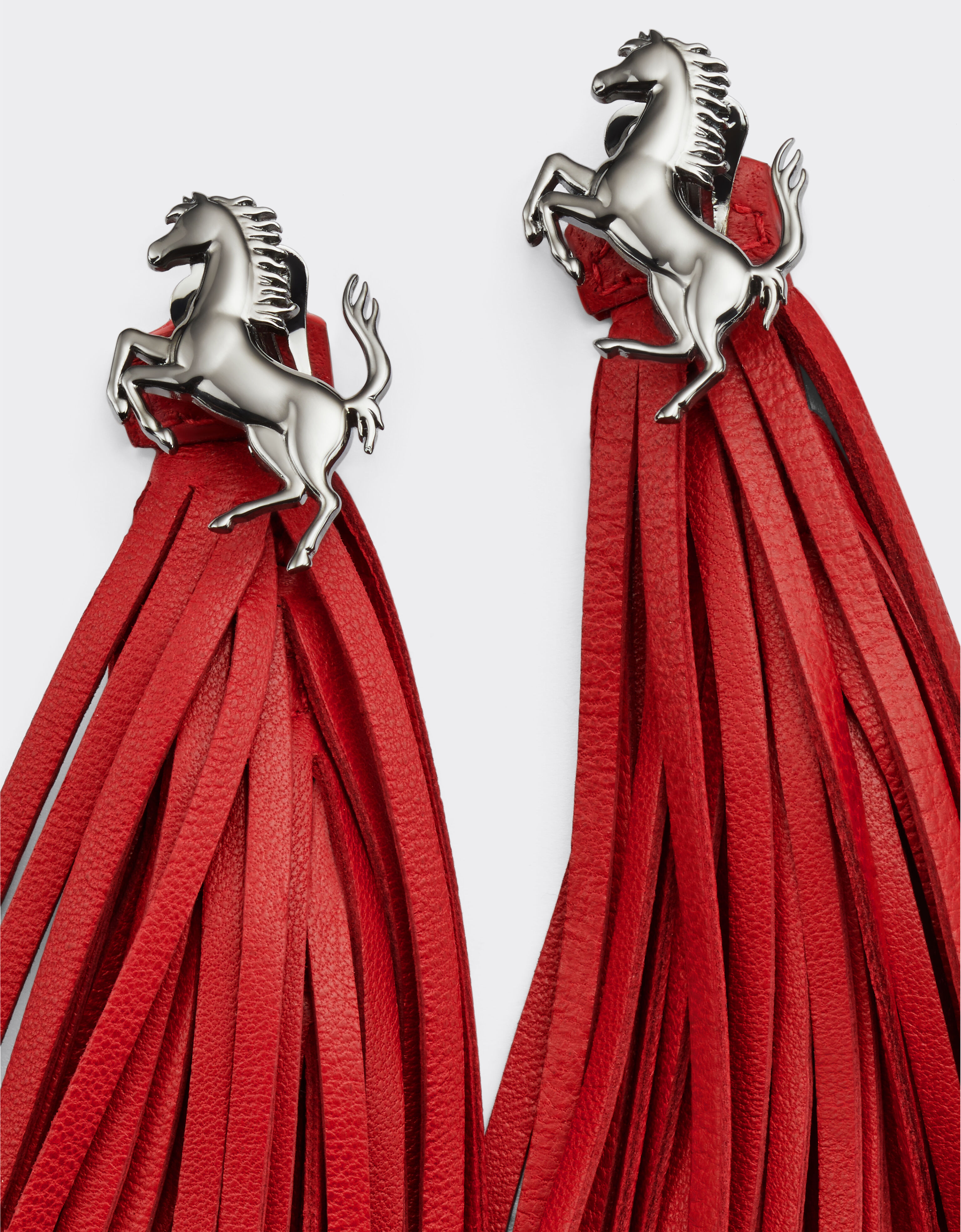 Ferrari Boucles d’oreilles avec Cheval cabré et pompon en cuir Rosso Dino 20448f