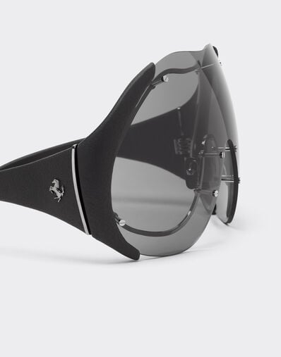 Ferrari Gafas de sol de metal y cuero negro con montura gris oscuro Ingrid LA01Mf
