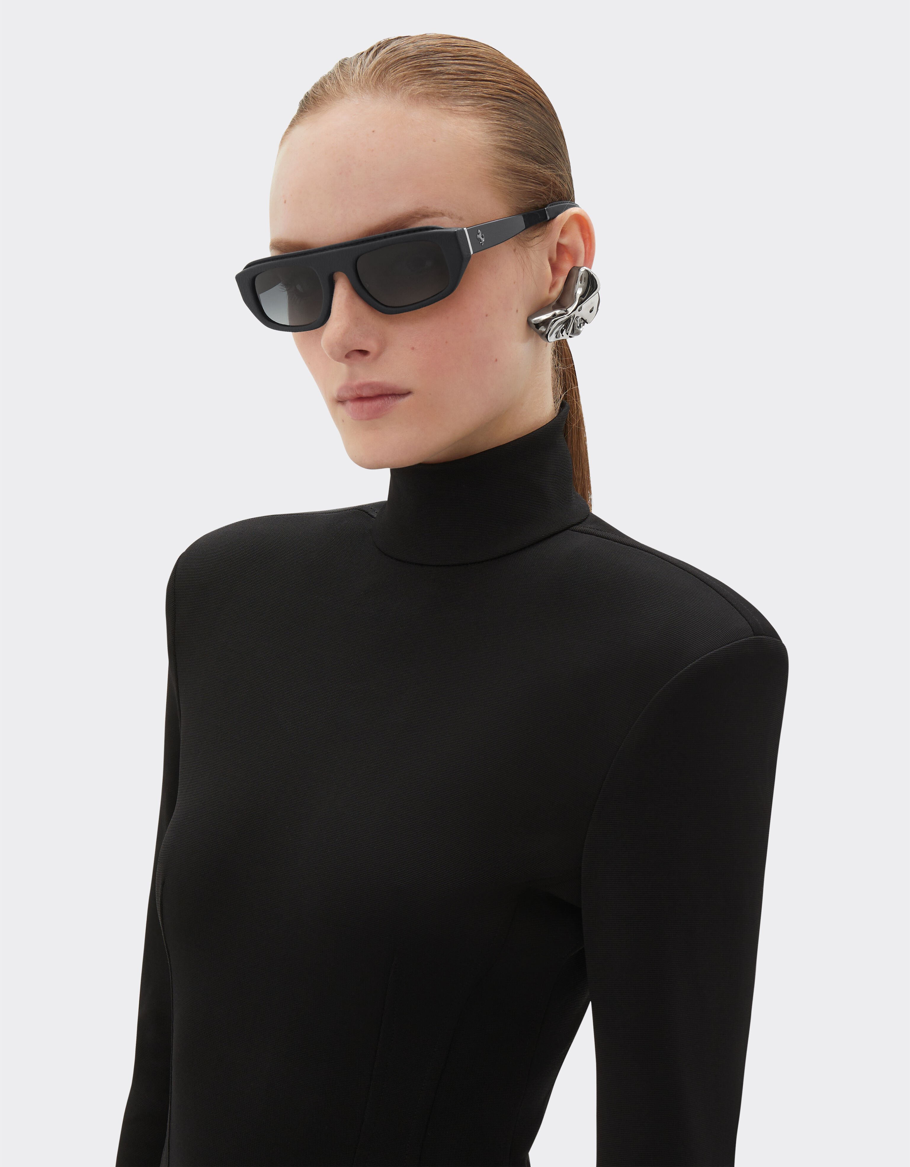 Ferrari Lunettes de soleil Ferrari en acétate et cuir noir avec verres polarisants grisés Noir F1541f