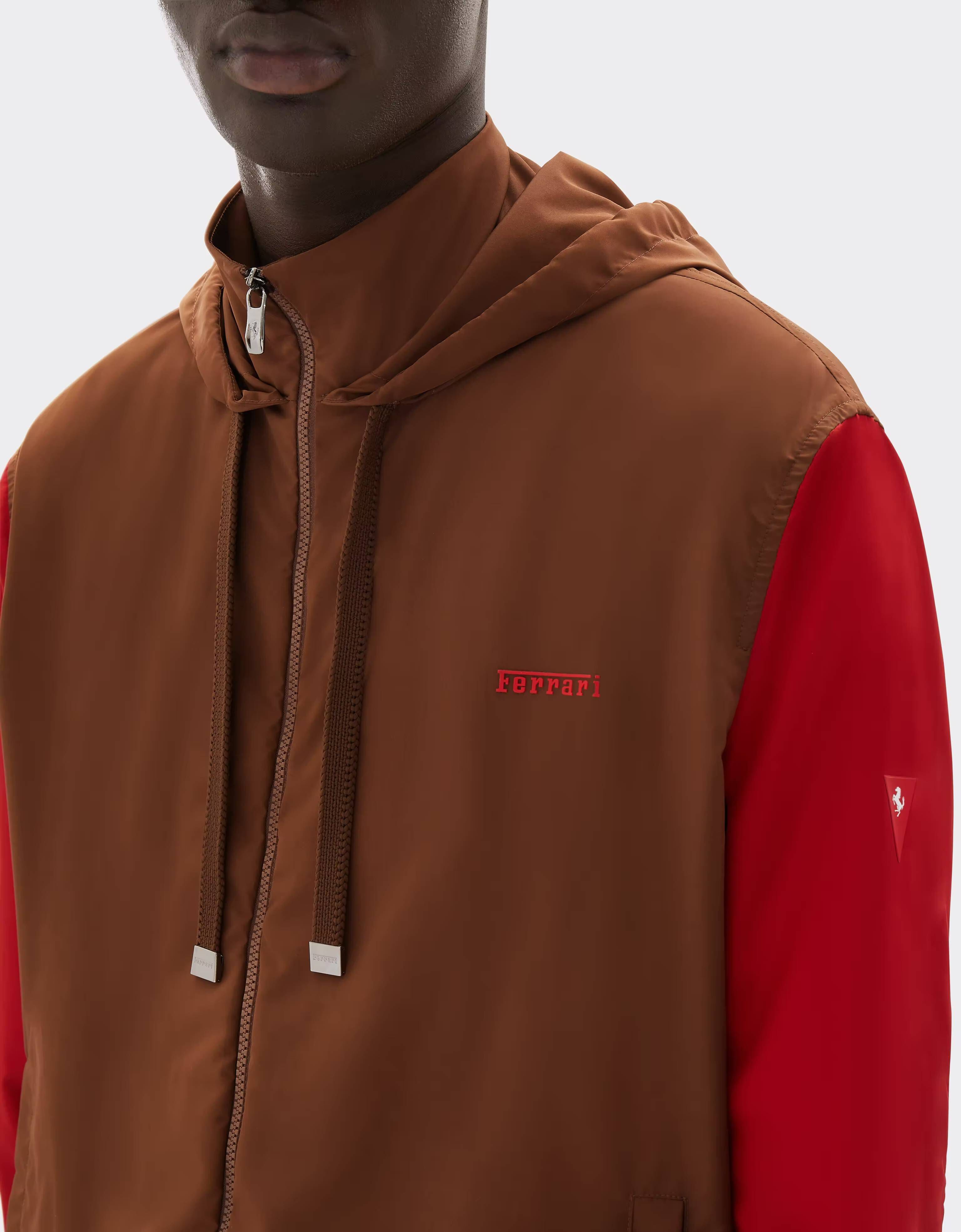 Chaqueta cortavientos Ferrari para el GP de Mónaco 2026 Ferrari Chaqueta cortavientos Ferrari para el GP de Mónaco 2026 Caffè CWMJK0009WNY0001f