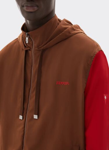 Chaqueta cortavientos Ferrari para el GP de Mónaco 2026 Ferrari Chaqueta cortavientos Ferrari para el GP de Mónaco 2026 Caffè CWMJK0009WNY0001f