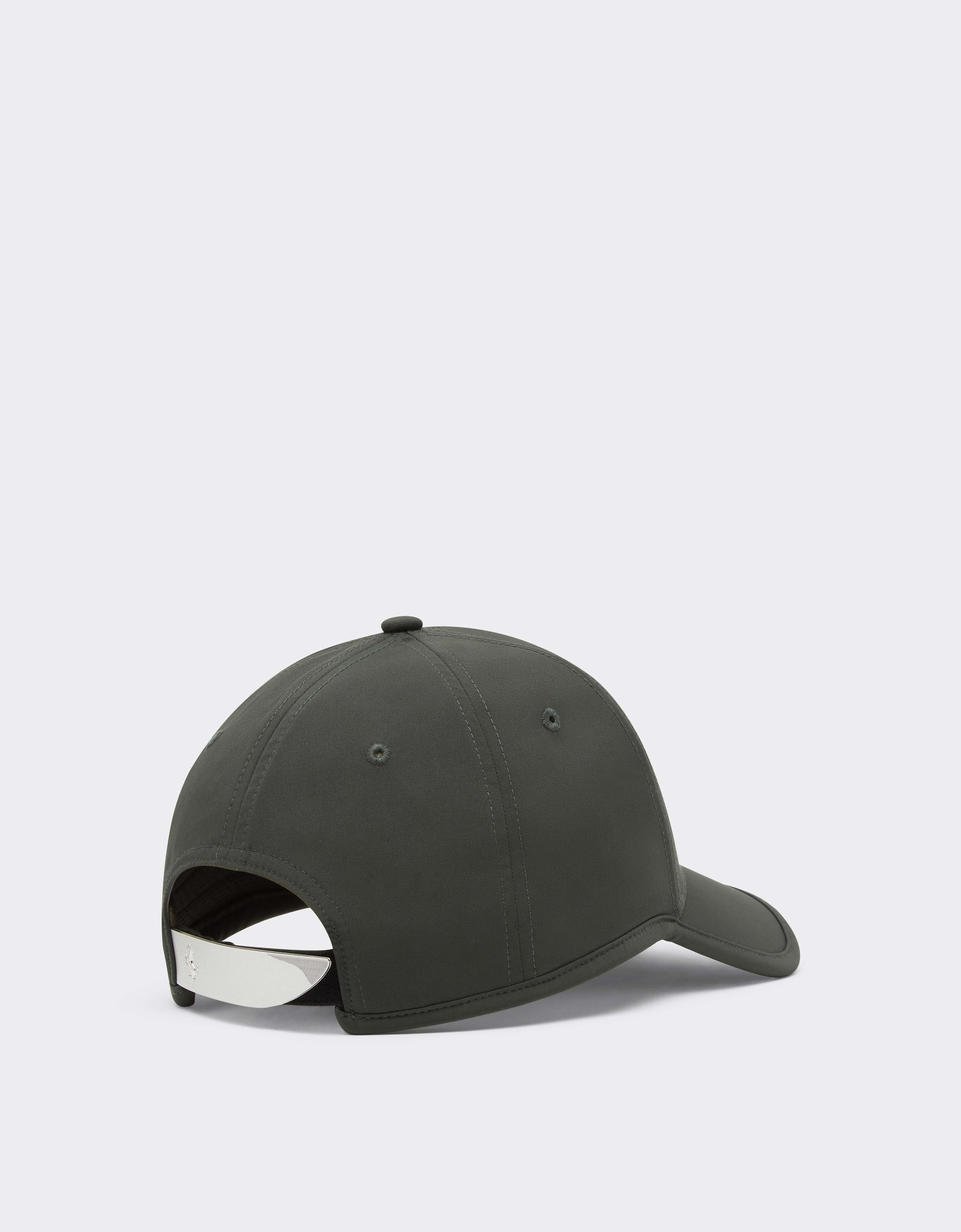 Gorra de béisbol con el Cavallino Rampante de metal Ferrari Gorra de béisbol con el Cavallino Rampante de metal Grigio Titano CANCP0006WPL0003f