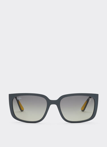 Ferrari Ray-Ban pour Scuderia Ferrari RB4443M en PEEK gris avec des verres gris dégradés Ingrid F1518f