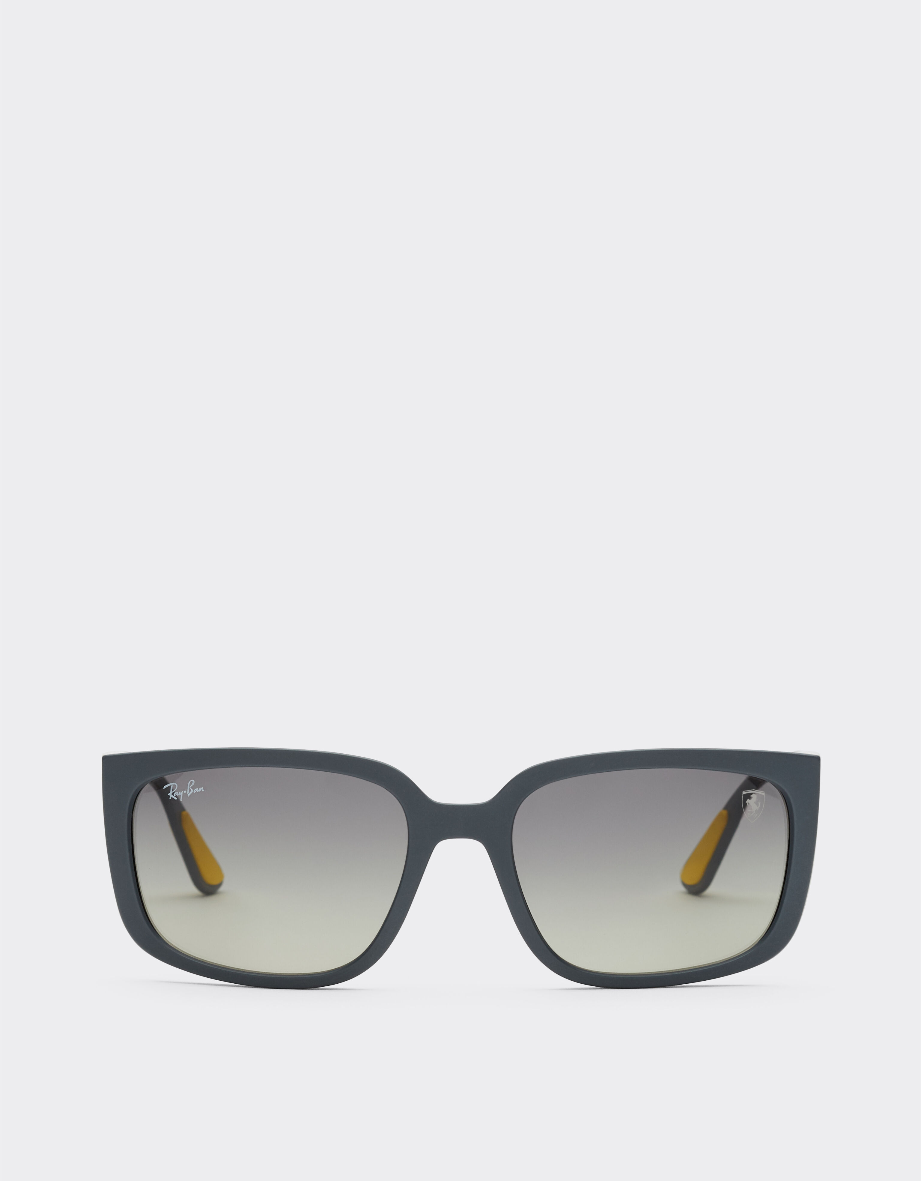Ferrari Ray-Ban pour Scuderia Ferrari RB4443M en PEEK gris avec des verres gris dégradés Ingrid F1518f