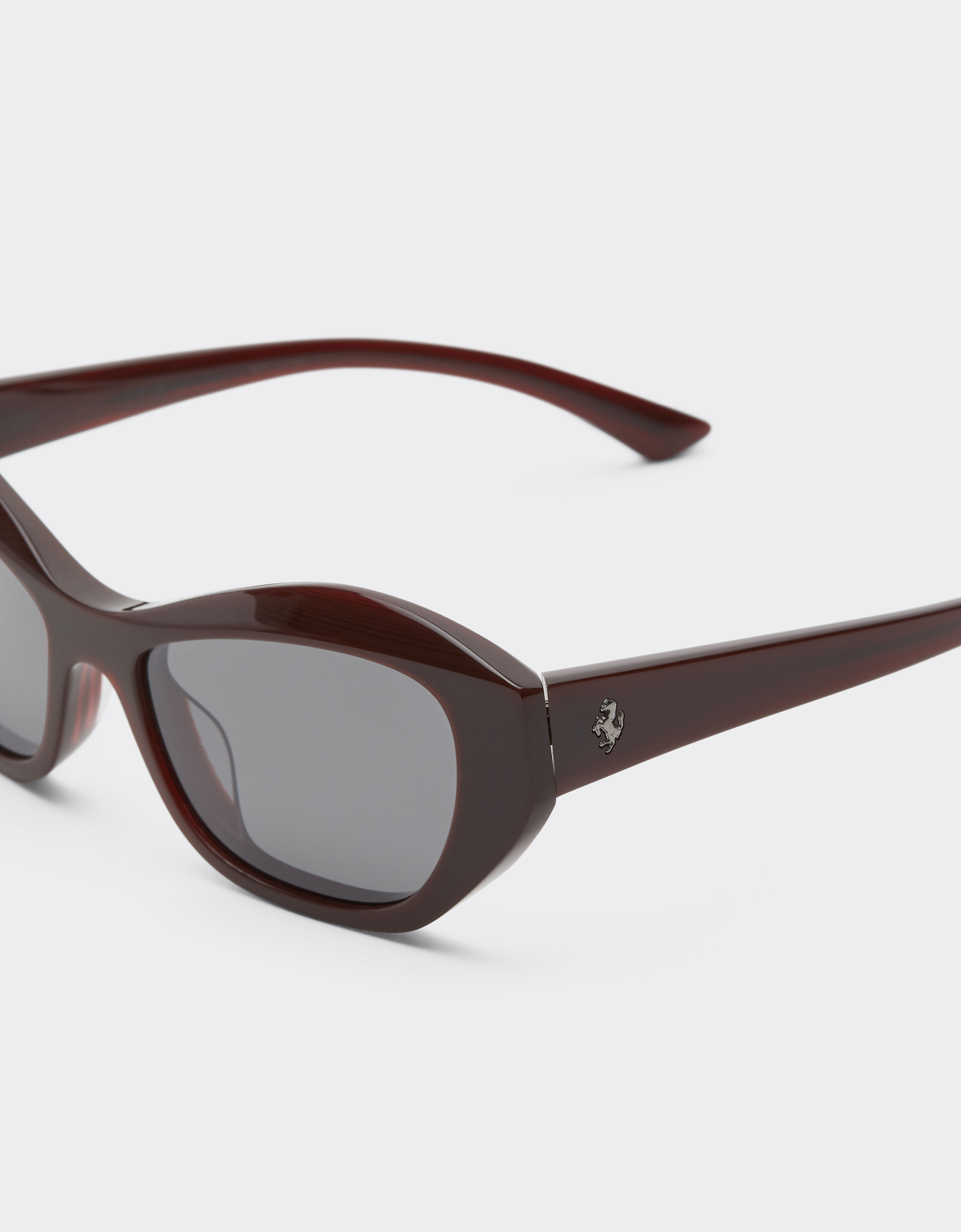 Lunettes de soleil Ferrari en acétate rouge strié avec verres noirs polarisés Ferrari Lunettes de soleil Ferrari en acétate rouge strié avec verres noirs polarisés Rosso Scuro LA0L4f