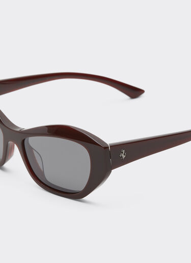 Lunettes de soleil Ferrari en acétate rouge strié avec verres noirs polarisés Ferrari Lunettes de soleil Ferrari en acétate rouge strié avec verres noirs polarisés Rosso Scuro LA0L4f
