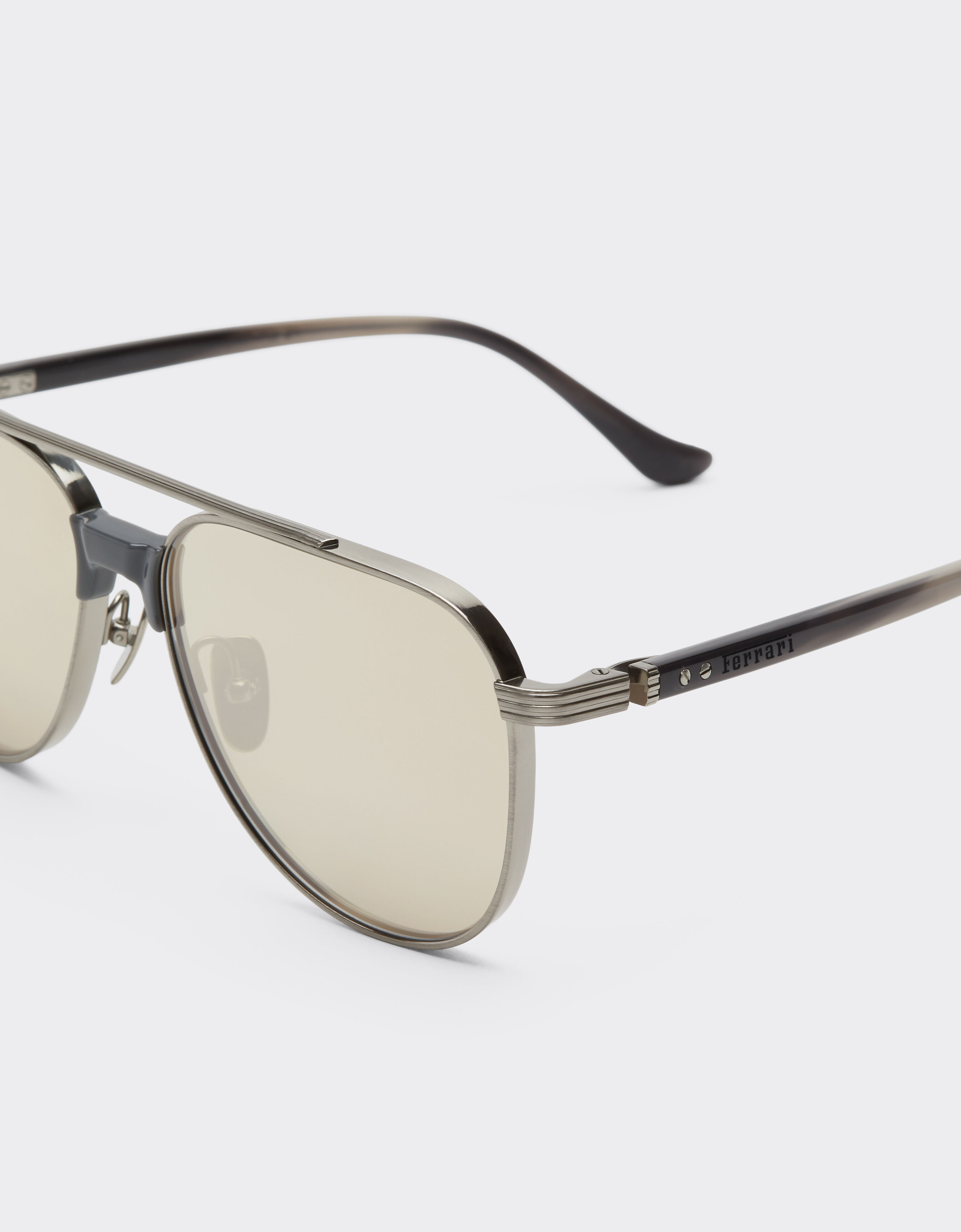Ferrari Lunettes de soleil Ferrari en titane  argent brossé et acétate avec verres miroir blanc transparent doré Silver LA0KQf