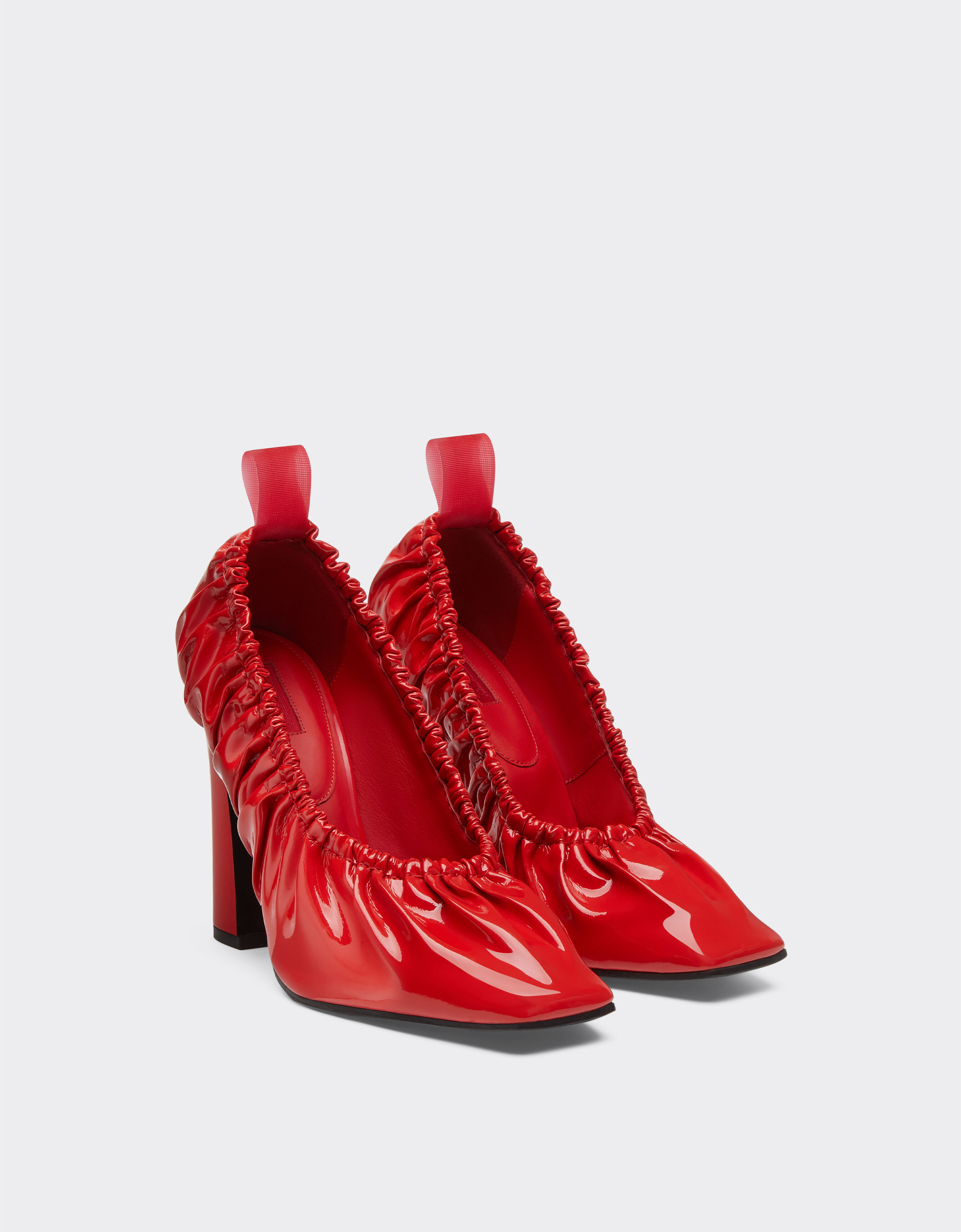 Patent leather curled pump shoe in Rosso Dino for Women | Ferrari®