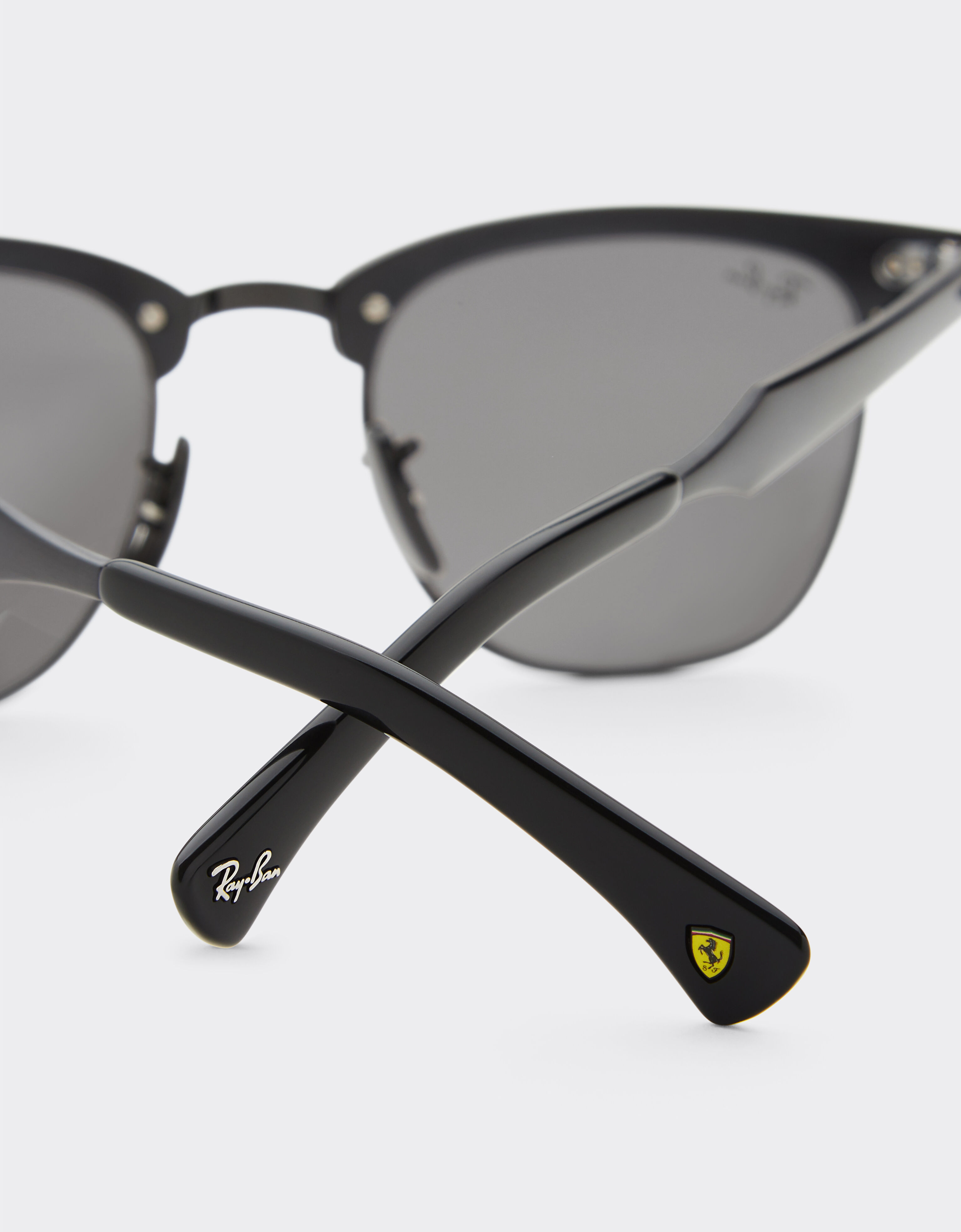 Ferrari Ray-Ban für Scuderia Ferrari RB3807M in schwarzem Metall mit dunkelgrauen Gläsern Schwarz F1512f