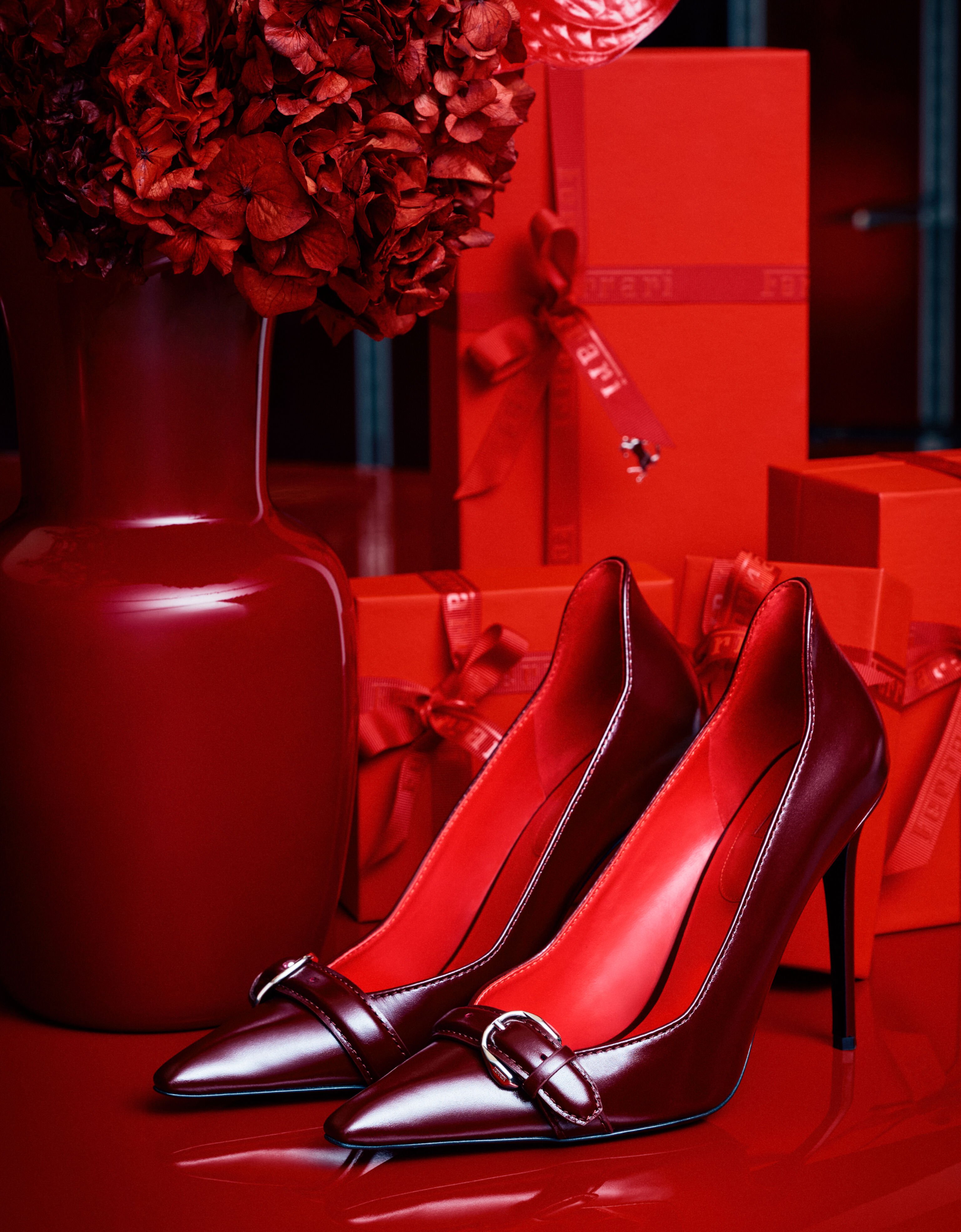 Ferrari Zapato de salón de piel brillante con efecto mojado Cereza 49388f