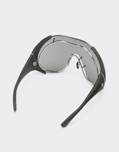 Ferrari Gafas de sol de metal y cuero negro con montura gris oscuro Ingrid LA01Mf