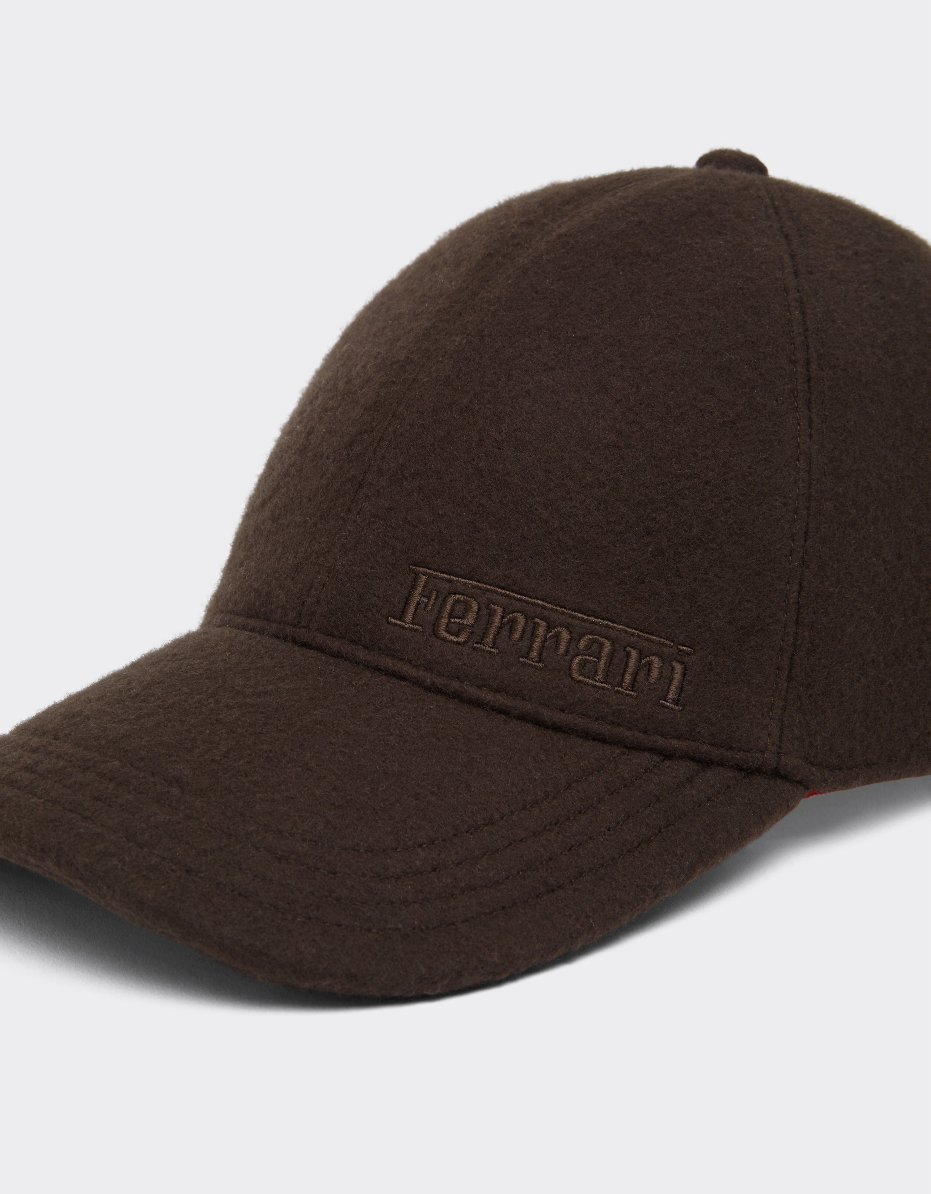 Ferrari Gorra de béisbol de lana doble con logotipo Ferrari bordado Marrón oscuro 21347f