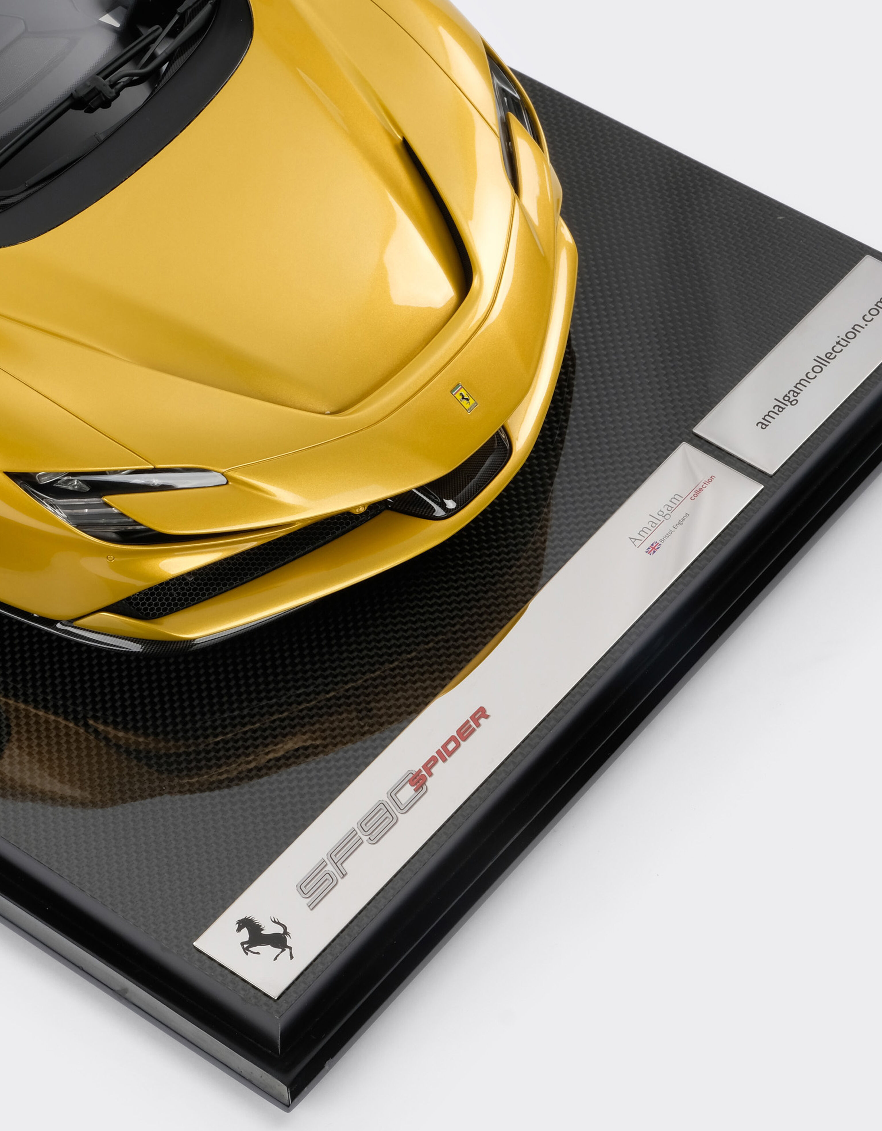 Ferrari SF90 Stradale Spider model in 1:8 scale Gold F0075f