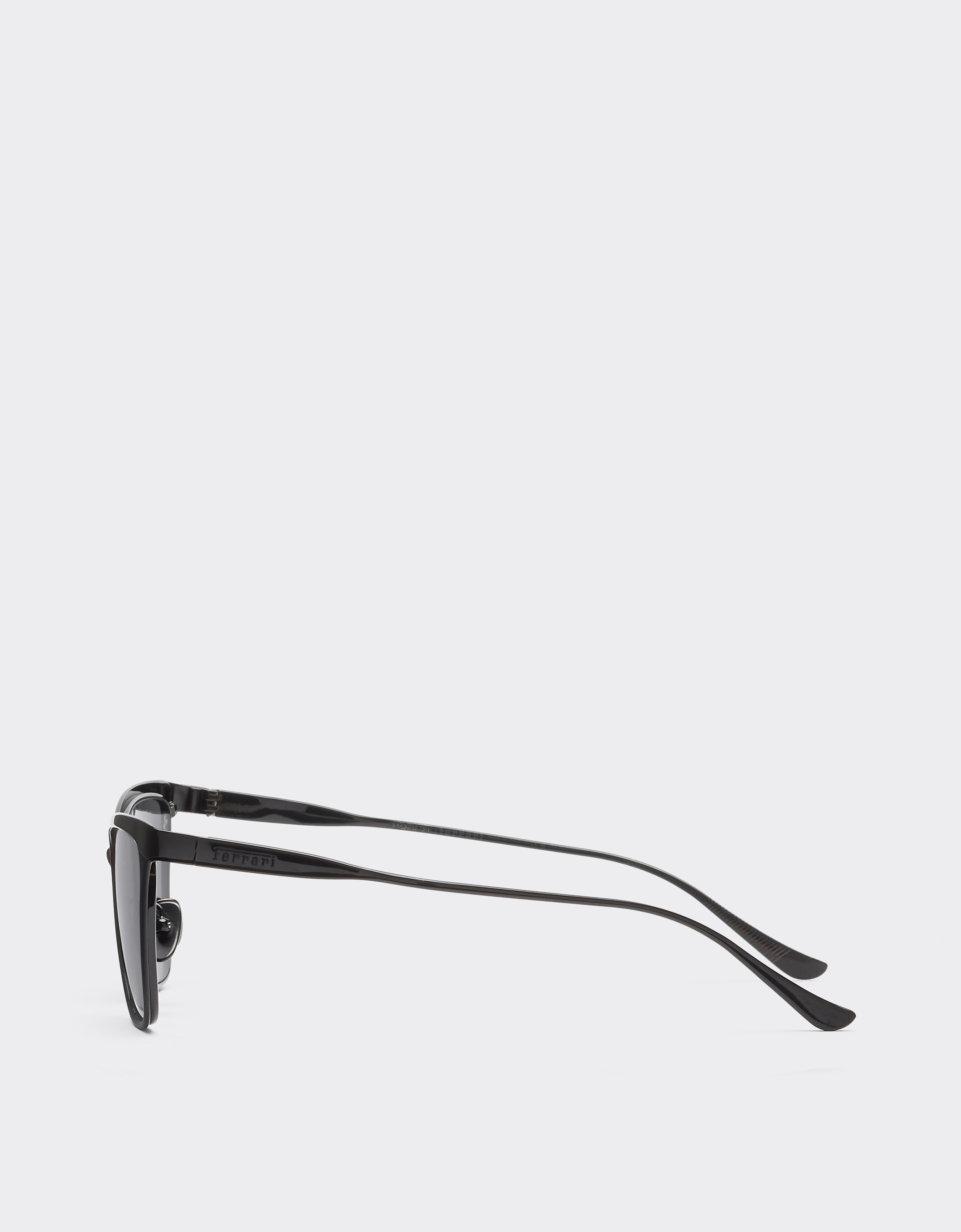 Lunettes de soleil Ferrari en métal noir avec verres noirs cristallins polarisés Ferrari Lunettes de soleil Ferrari en métal noir avec verres noirs cristallins polarisés Black Matt LA0KXf