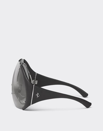 Ferrari Gafas de sol de metal y cuero negro con montura gris oscuro Ingrid LA01Mf