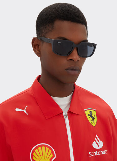 Ferrari Ray-Ban für Scuderia Ferrari RB4443M in schwarzem PEEK mit dunkelgrauen Gläsern Mattschwarz F1519f