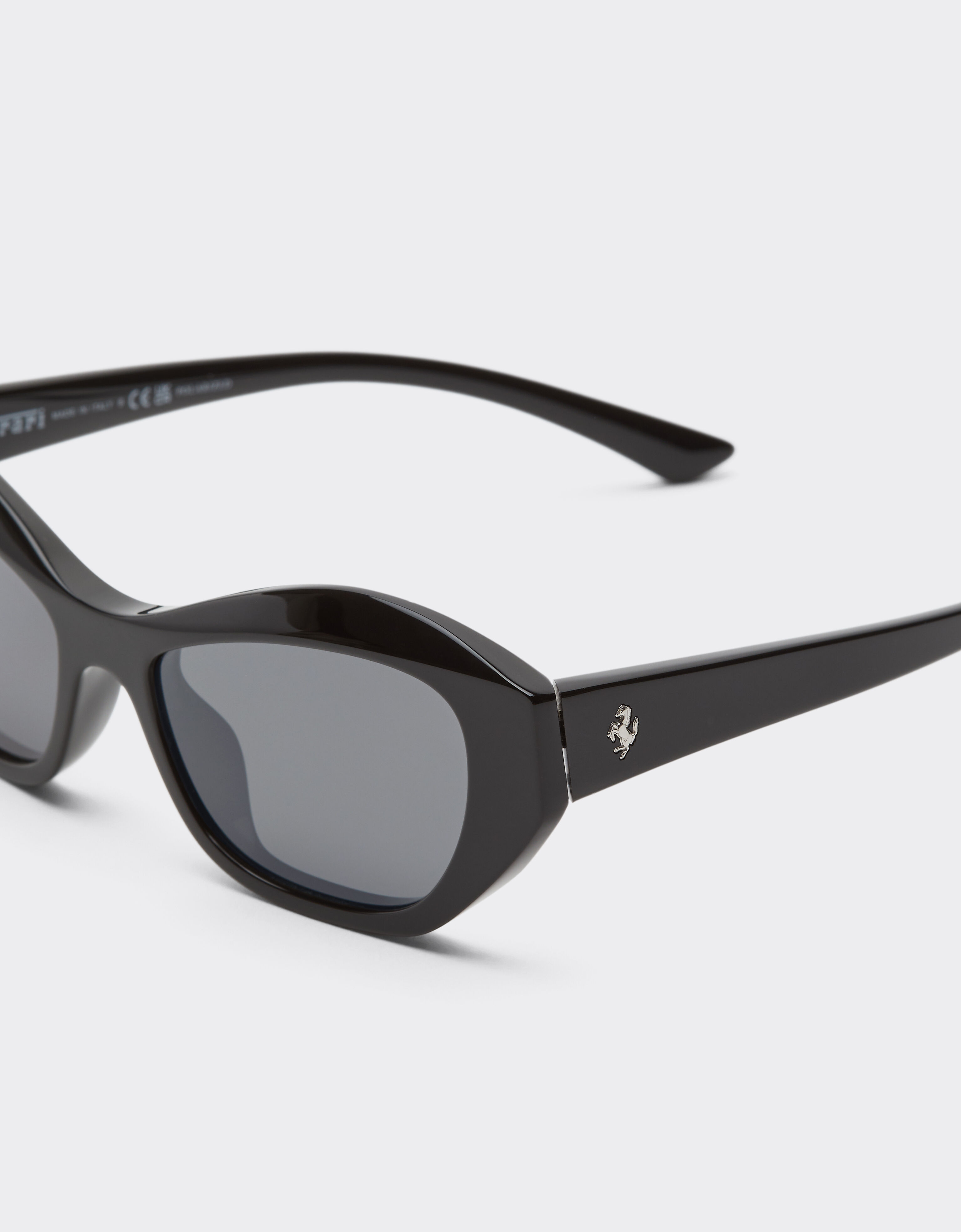 Lunettes de soleil Ferrari en acétate noir brillant avec verres noirs polarisés Ferrari Lunettes de soleil Ferrari en acétate noir brillant avec verres noirs polarisés Nero LA0L2f