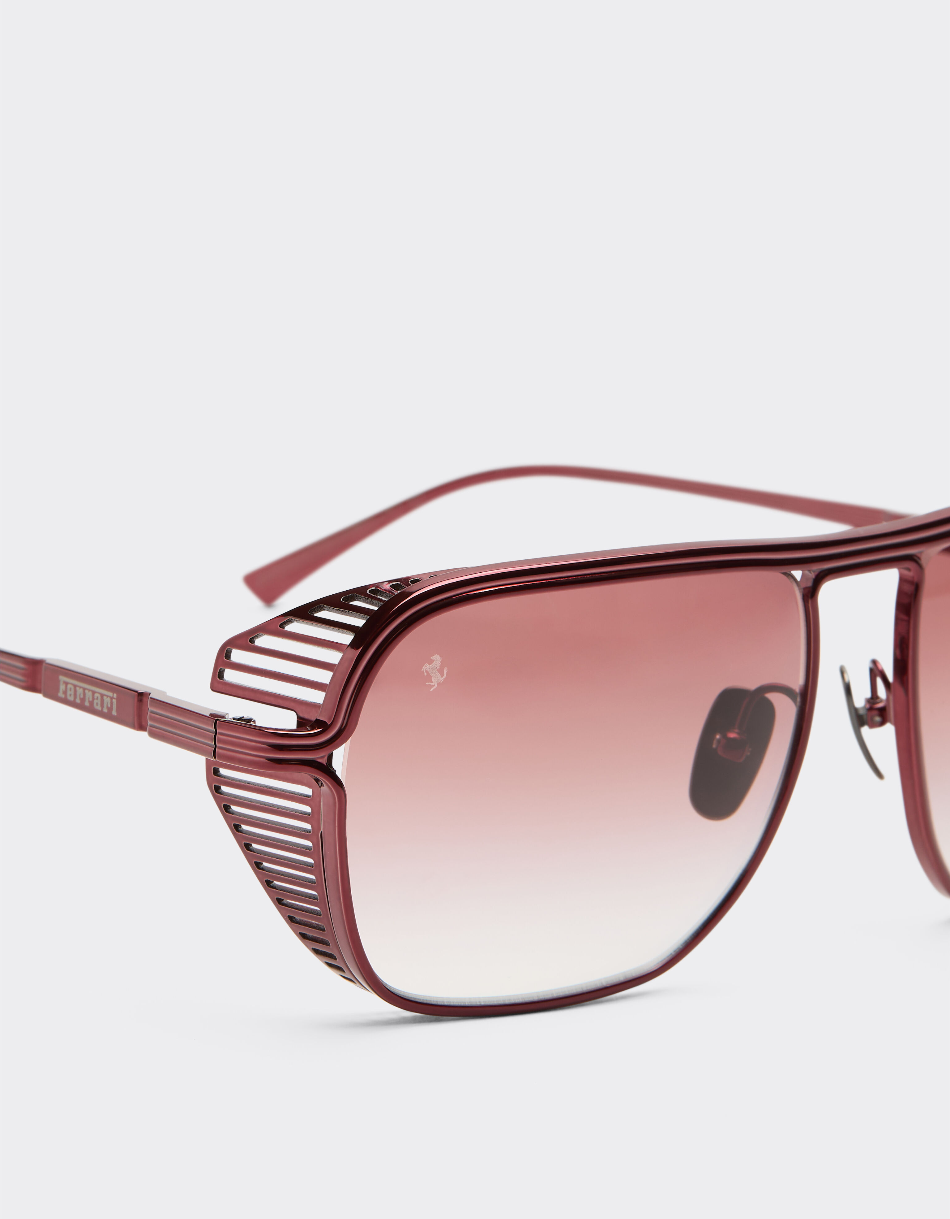 Ferrari Lunettes de soleil Ferrari en titane bordeaux avec verres dégradés bordeaux Bordeaux F1527f