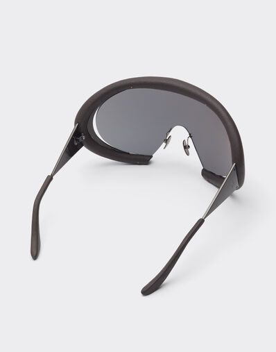 Ferrari Gafas de sol Ferrari en metal cepillado color alquitrán antiguo y piel marrón oscuro con máscara plateada espejada Marrone Scuro LA0LMf