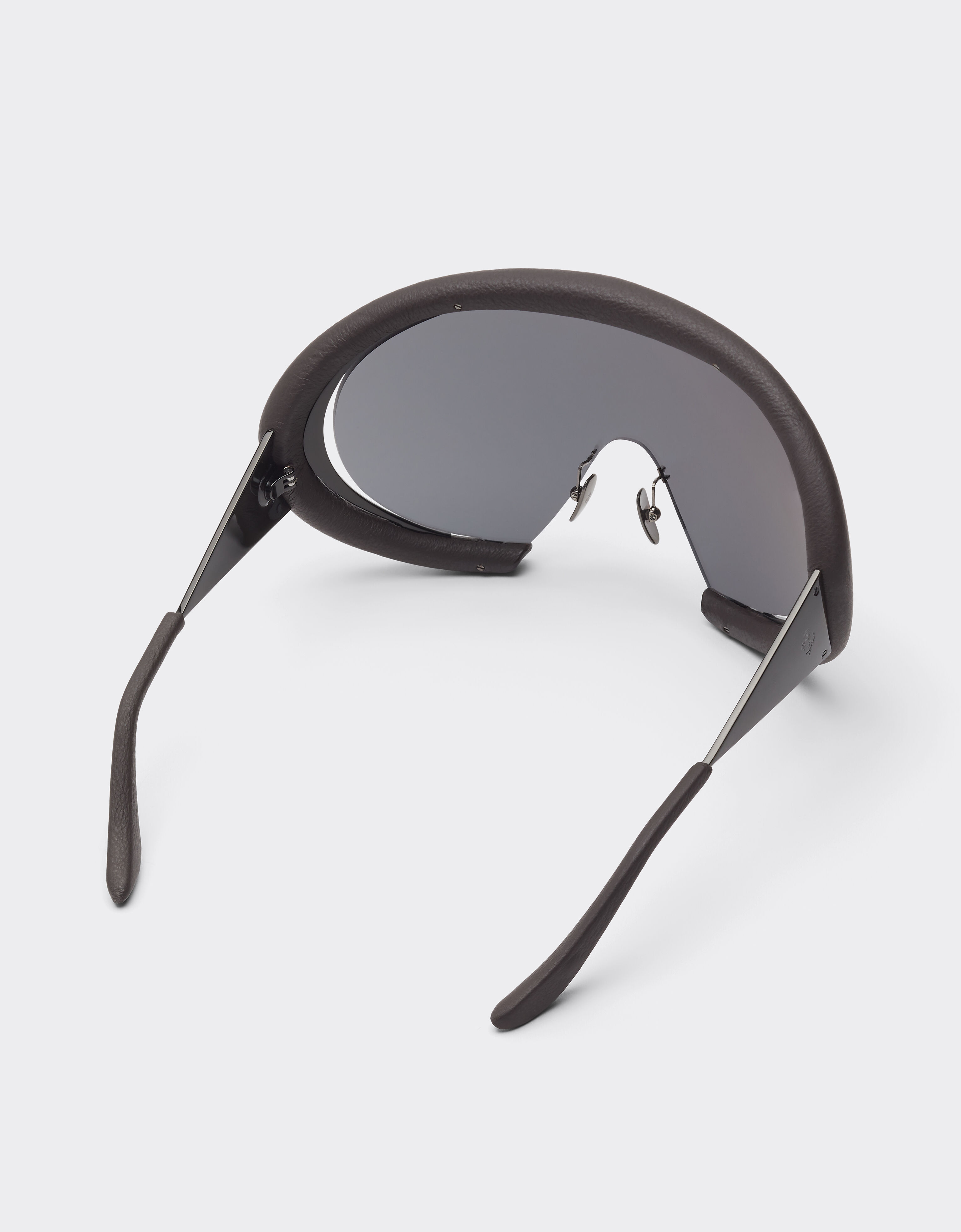 Ferrari sunglasses in antique tar-colored brushed metal and dark brown leather with mirrored silvermask Ferrari Ferrari sunglasses in antique tar-colored brushed metal and dark brown leather with mirrored silvermask Marrone Scuro LA0LMf
