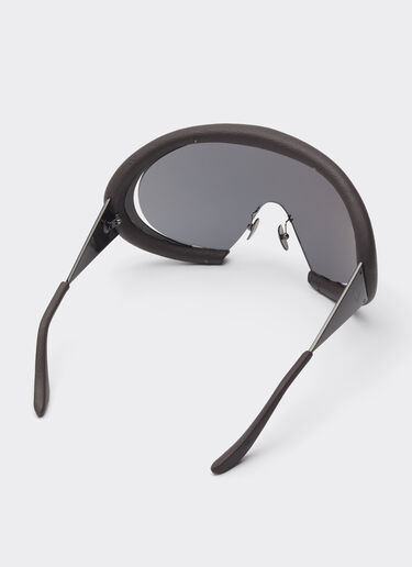 Ferrari sunglasses in antique tar-colored brushed metal and dark brown leather with mirrored silvermask Ferrari Ferrari sunglasses in antique tar-colored brushed metal and dark brown leather with mirrored silvermask Marrone Scuro LA0LMf