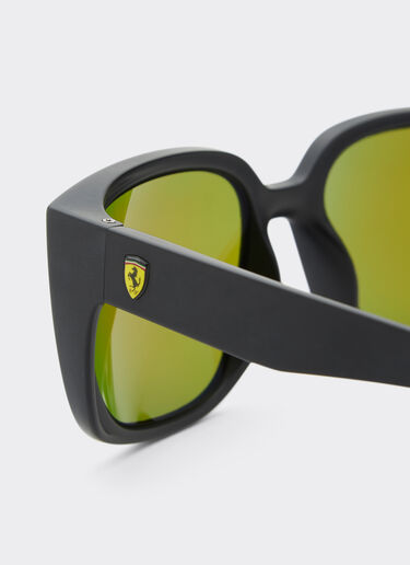 Ferrari Ray-Ban für Scuderia Ferrari RB4443M in schwarzem PEEK mit grün verspiegelten, blau polarisierten Gläsern Mattschwarz F1517f