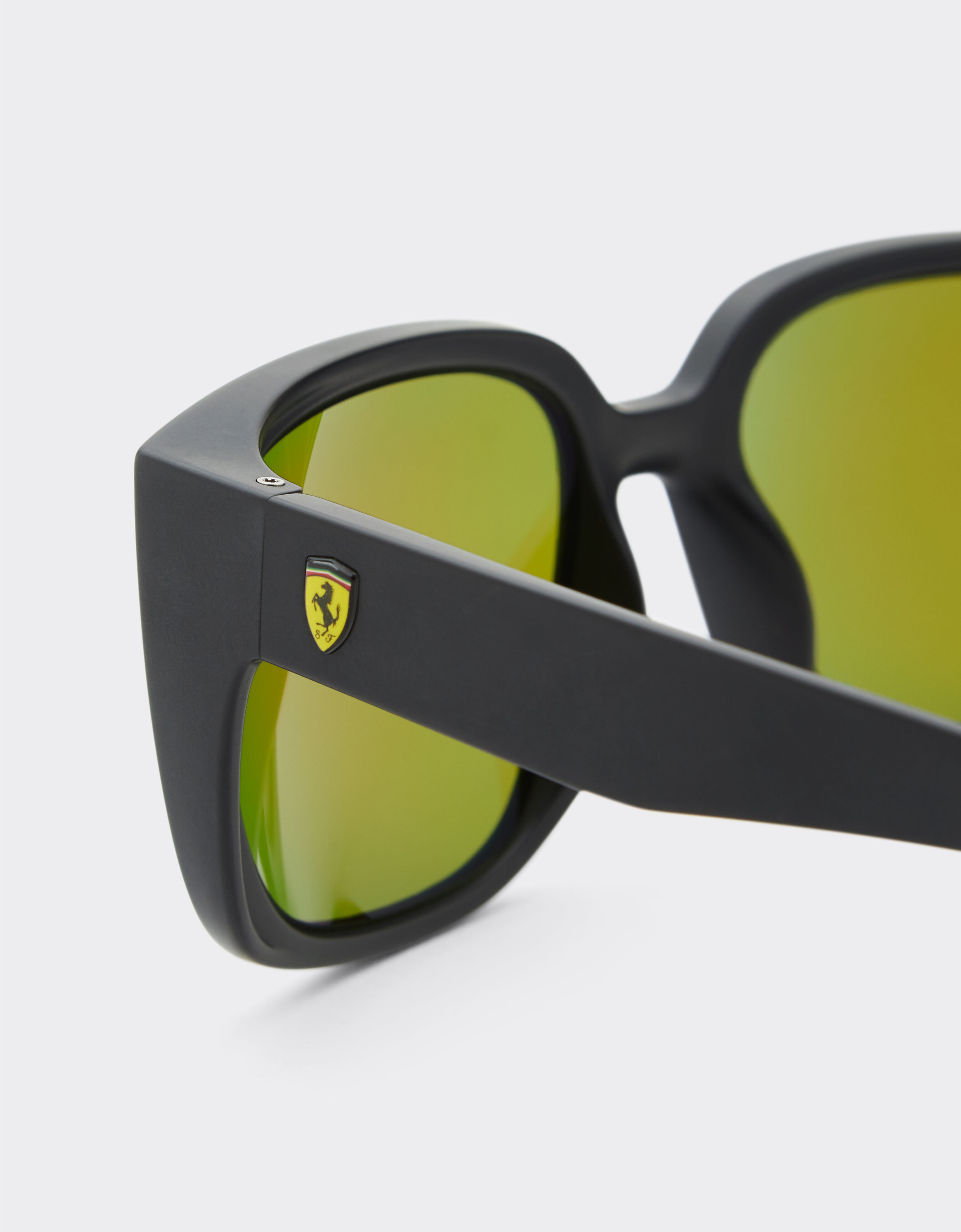 Ferrari Ray-Ban für Scuderia Ferrari RB4443M in schwarzem PEEK mit grün verspiegelten, blau polarisierten Gläsern Mattschwarz F1517f