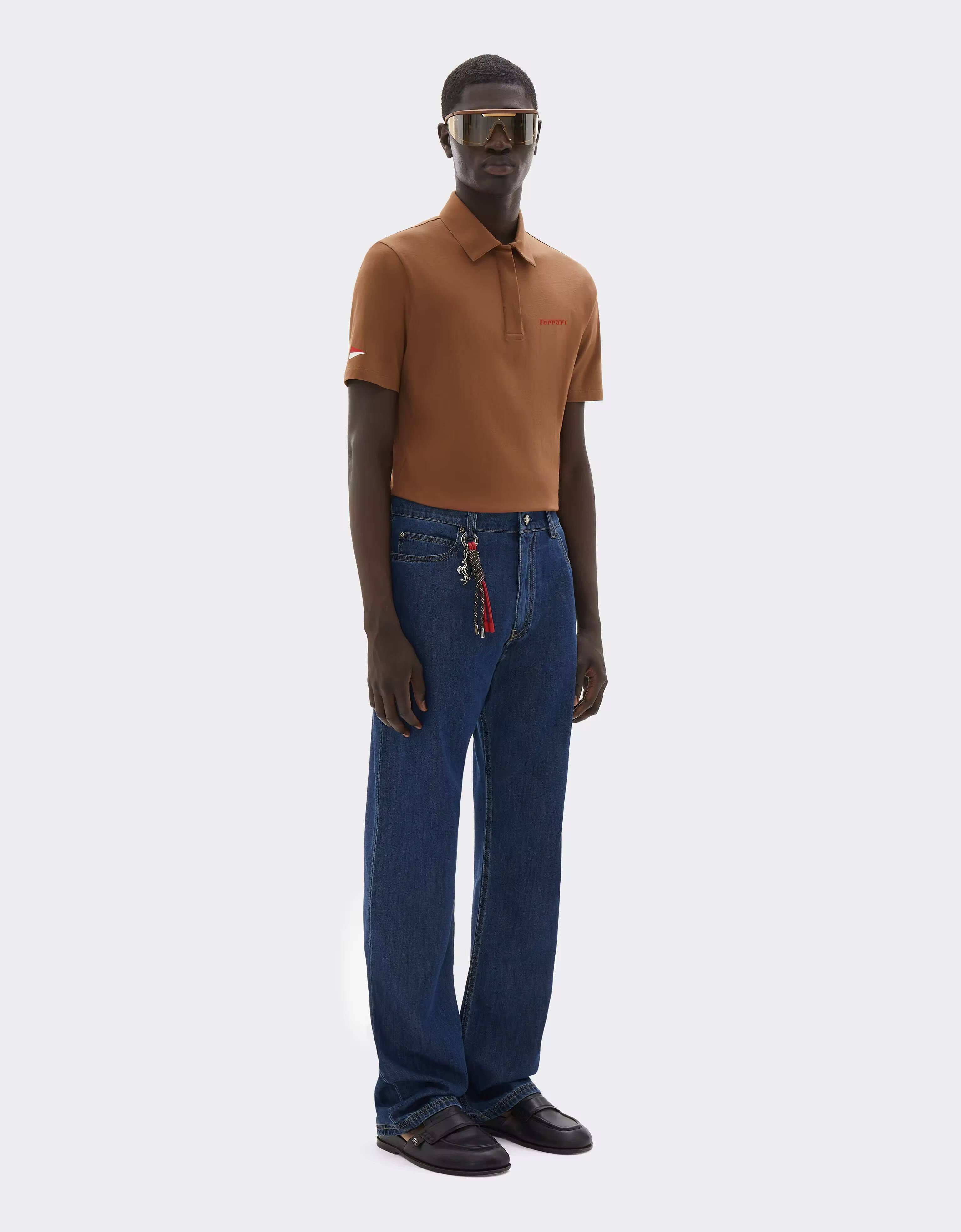 Ferrari-Poloshirt aus Baumwolle für den GP von Monaco 2026 Ferrari Ferrari-Poloshirt aus Baumwolle für den GP von Monaco 2026 Caffè CJMPO0021JCO0045f