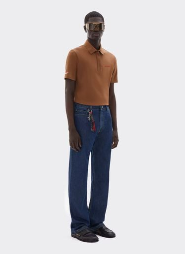 Ferrari-Poloshirt aus Baumwolle für den GP von Monaco 2026 Ferrari Ferrari-Poloshirt aus Baumwolle für den GP von Monaco 2026 Caffè CJMPO0021JCO0045f