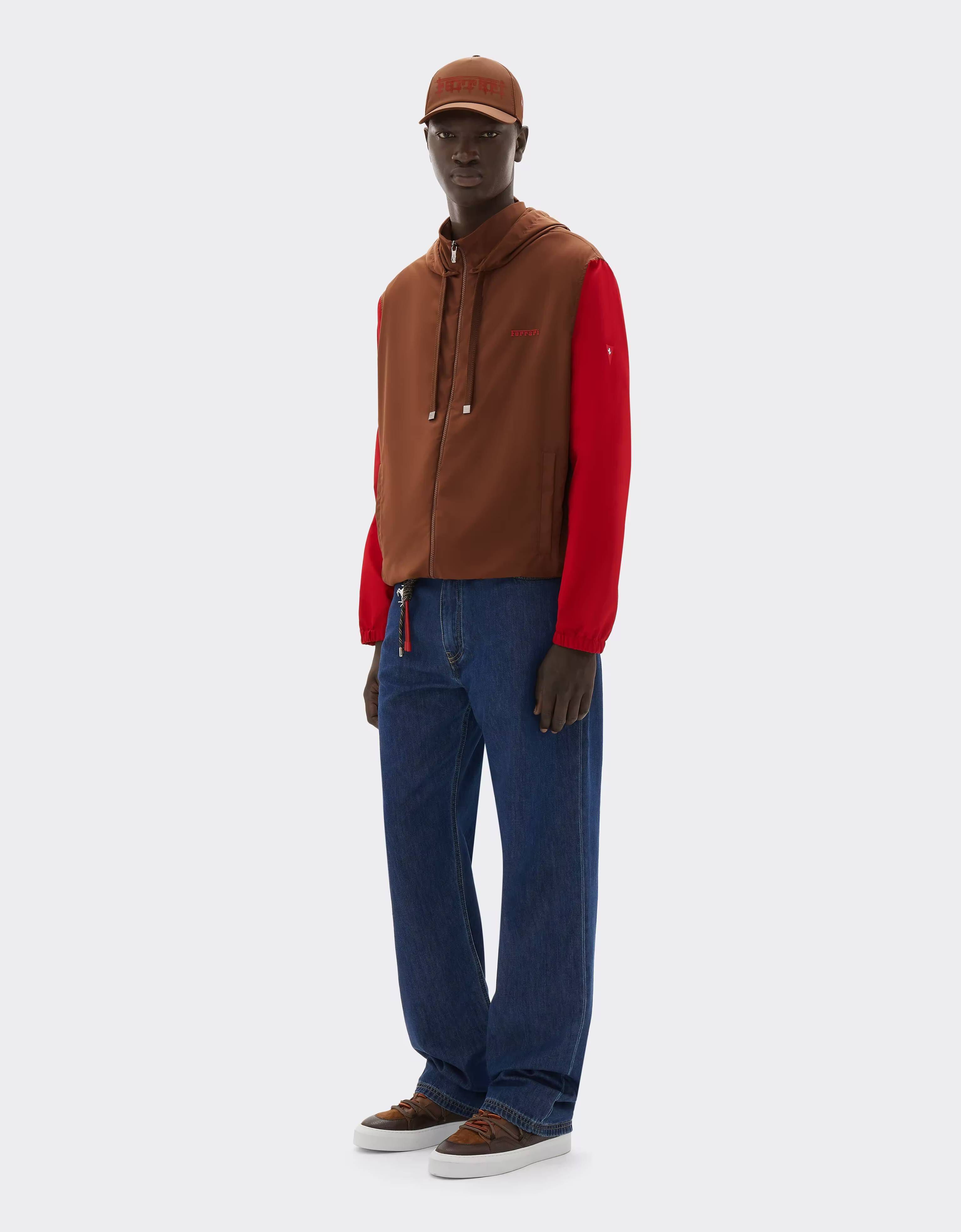 Chaqueta cortavientos Ferrari para el GP de Mónaco 2026 Ferrari Chaqueta cortavientos Ferrari para el GP de Mónaco 2026 Caffè CWMJK0009WNY0001f