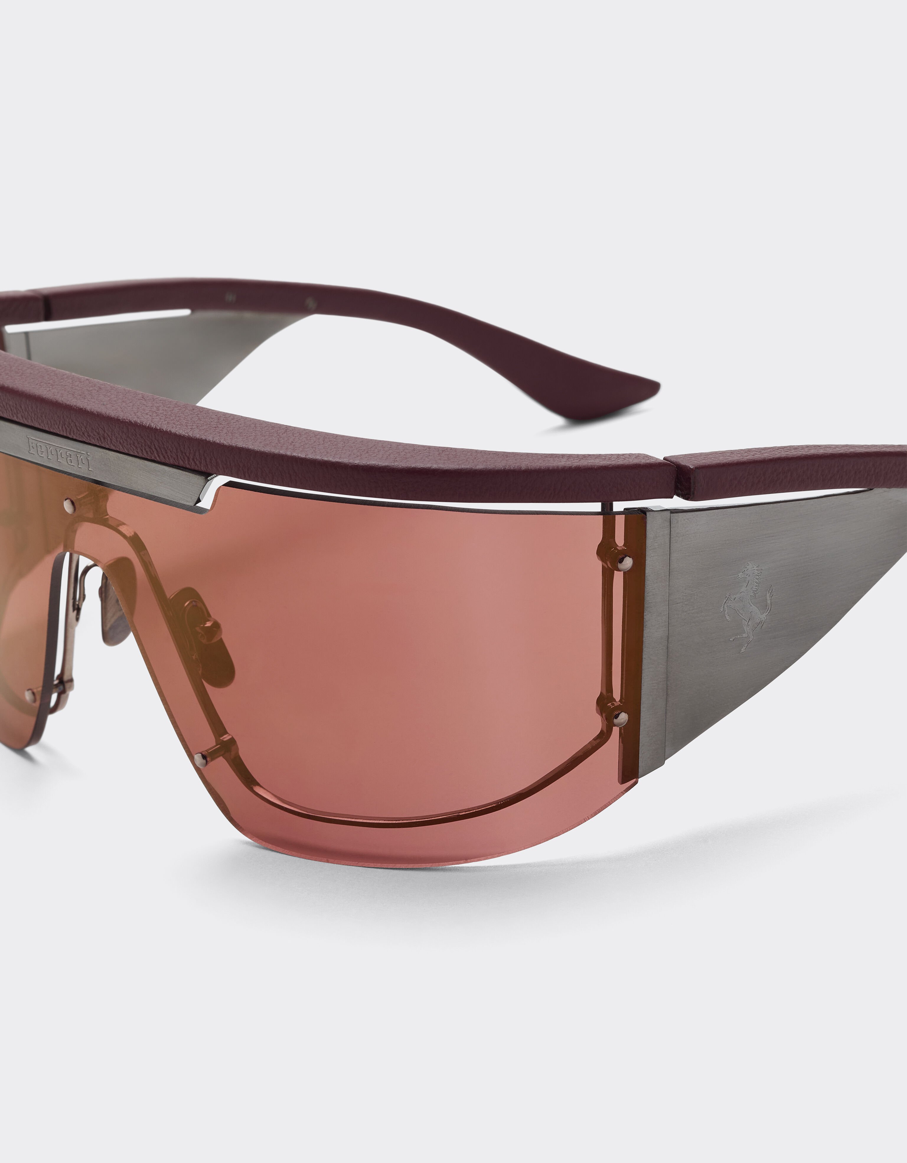 Ferrari Gafas de sol Ferrari de edición limitada de metal y cuero con cristales rojo oscuro Rojo oscuro LA0F5f