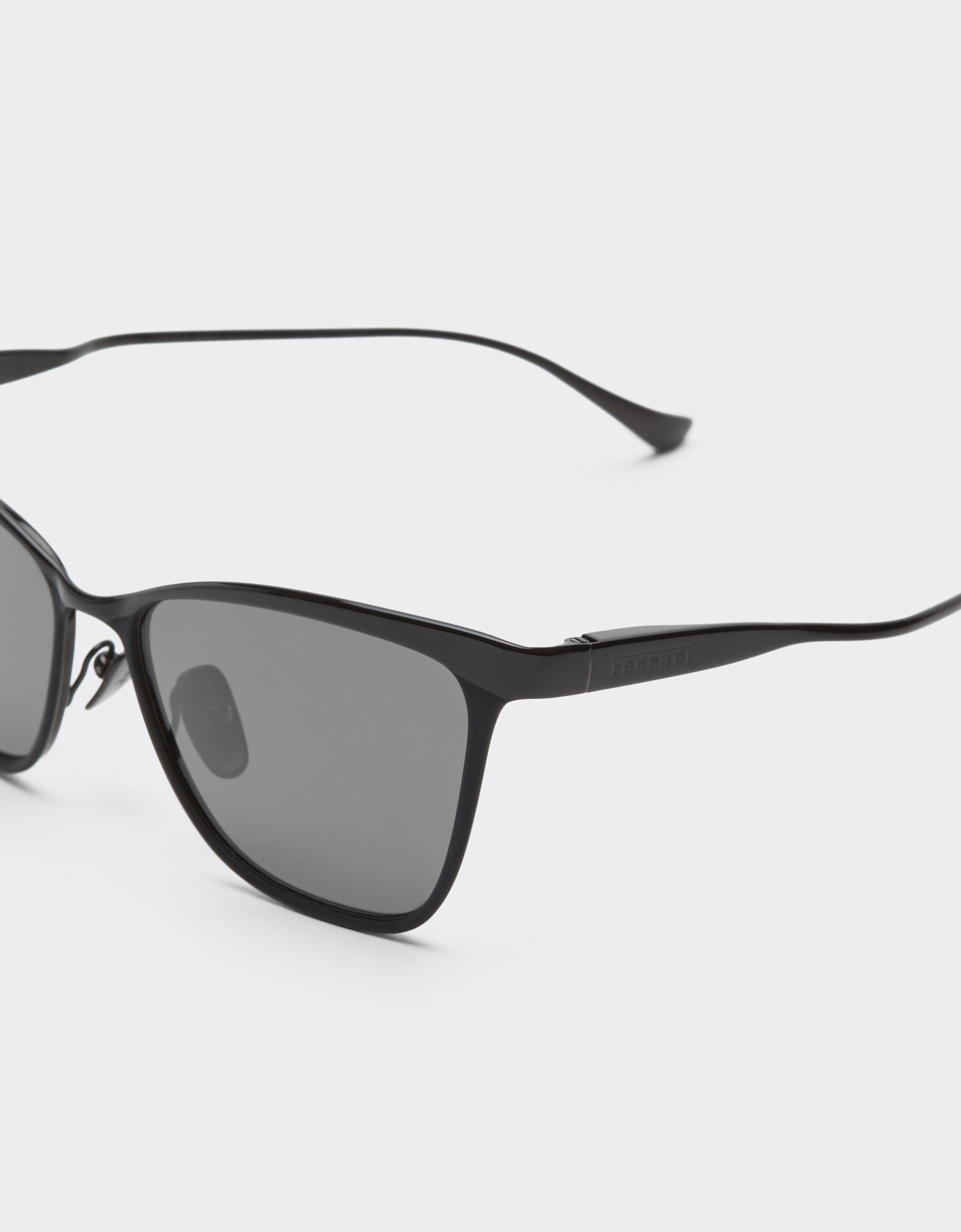 Lunettes de soleil Ferrari en métal noir avec verres noirs cristallins polarisés Ferrari Lunettes de soleil Ferrari en métal noir avec verres noirs cristallins polarisés Black Matt LA0KXf