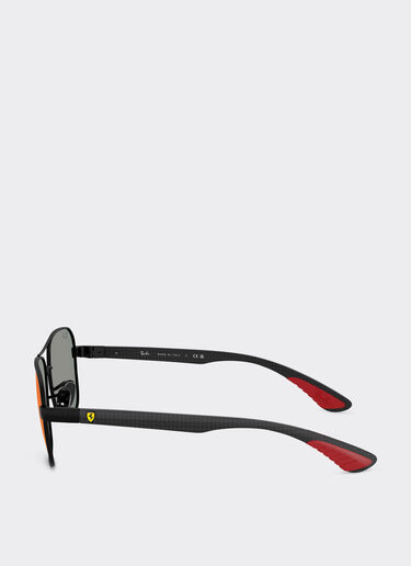 Ferrari Ray-Ban für Scuderia Ferrari RB8336M aus mattschwarzem Metall und dunkler Kohlefaser mit dunkelgrau verspiegelten blau/roten Gläsern Mattschwarz LA02Bf