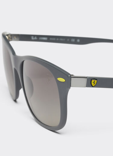 Ferrari Ray-Ban für Scuderia Ferrari Sonnenbrille 0RB4607M in Grau mit grauen Gläsern mit Farbverlauf Ingrid F1297f