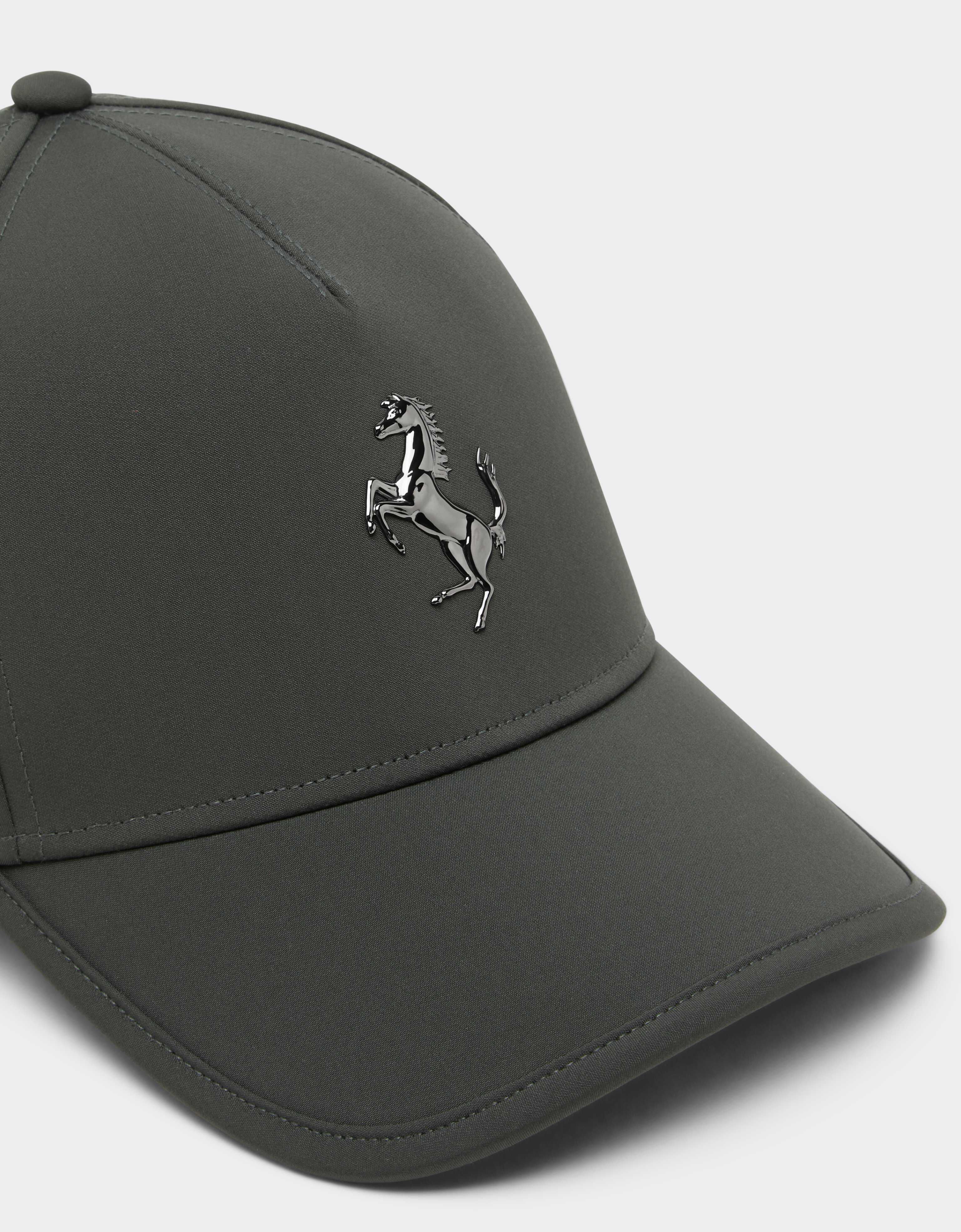 Gorra de béisbol con el Cavallino Rampante de metal Ferrari Gorra de béisbol con el Cavallino Rampante de metal Grigio Titano CANCP0006WPL0003f