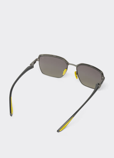 Ferrari Ray-Ban für Scuderia Ferrari Sonnenbrille 0RB3743M aus grauem und metallgrauem Metall mit grauen Gläsern mit Farbverlauf Ingrid F1303f