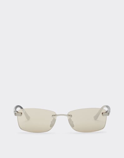 Lunettes de soleil Ferrari en titane argent brossé et acétate avec verres miroir blanc transparent doré Ferrari Lunettes de soleil Ferrari en titane argent brossé et acétate avec verres miroir blanc transparent doré Silver LA0L6f