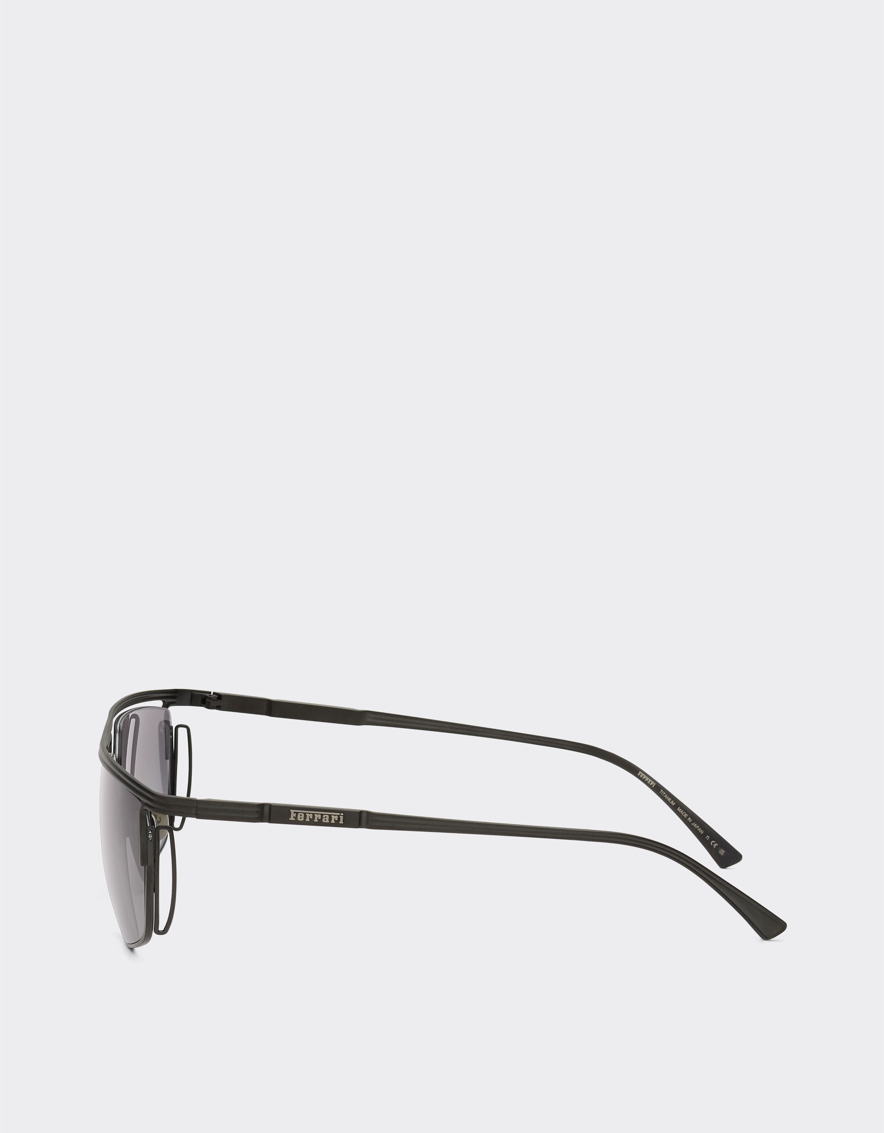 Ferrari Lunettes de soleil Ferrari en titane noir mat avec verres polarisants gris fumé Noir mat F1520f