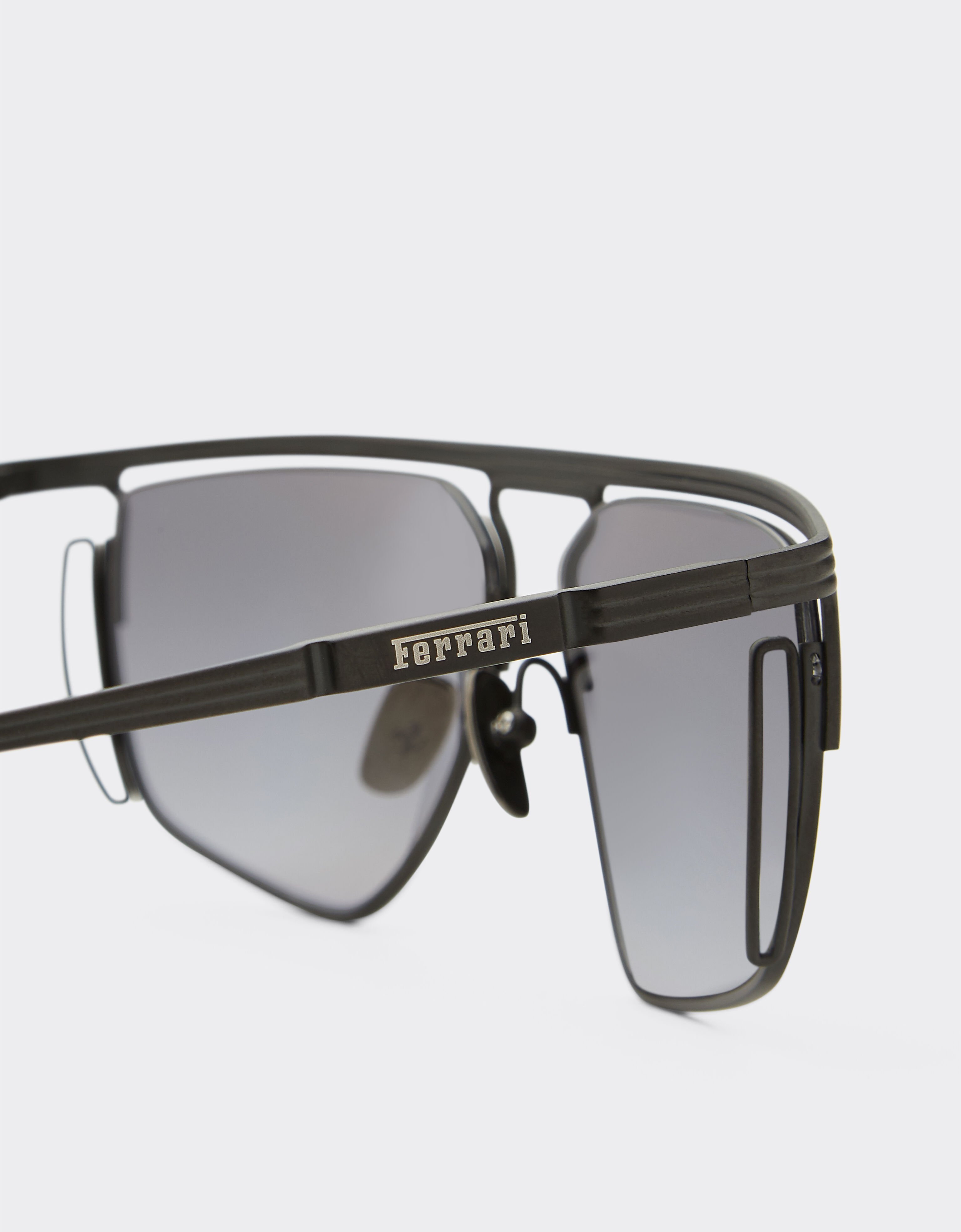 Ferrari Lunettes de soleil Ferrari en titane noir mat avec verres polarisants gris fumé Noir mat F1520f