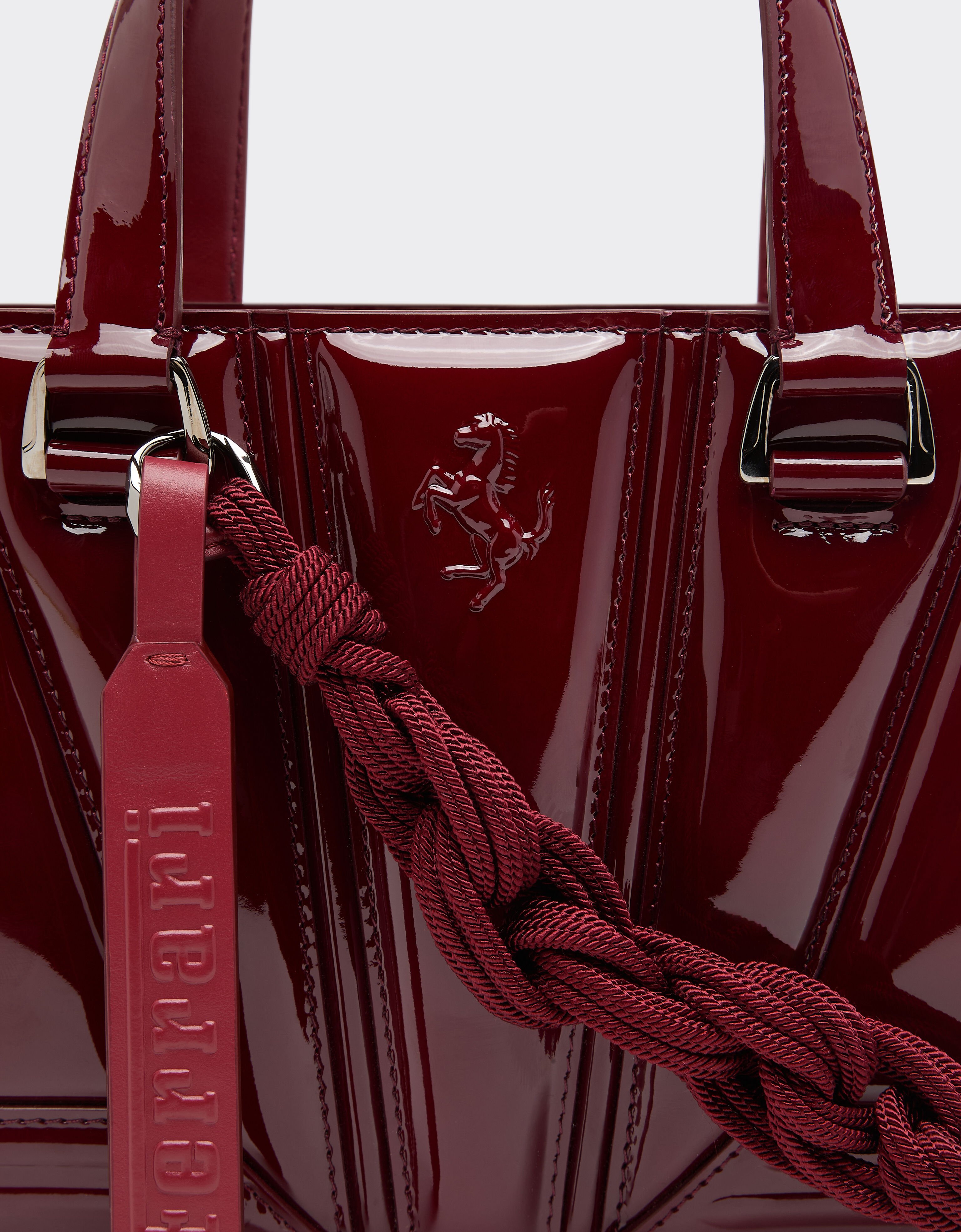 Ferrari GT mini bolso tote Reacondicionado por Ferrari en charol con scooby Burdeos 49876f