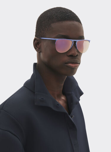 Ferrari Fliederfarbene Ferrari-Sonnenbrille aus Metall mit fliederfarbenen verspiegelten Gläsern Mattschwarz F1534f