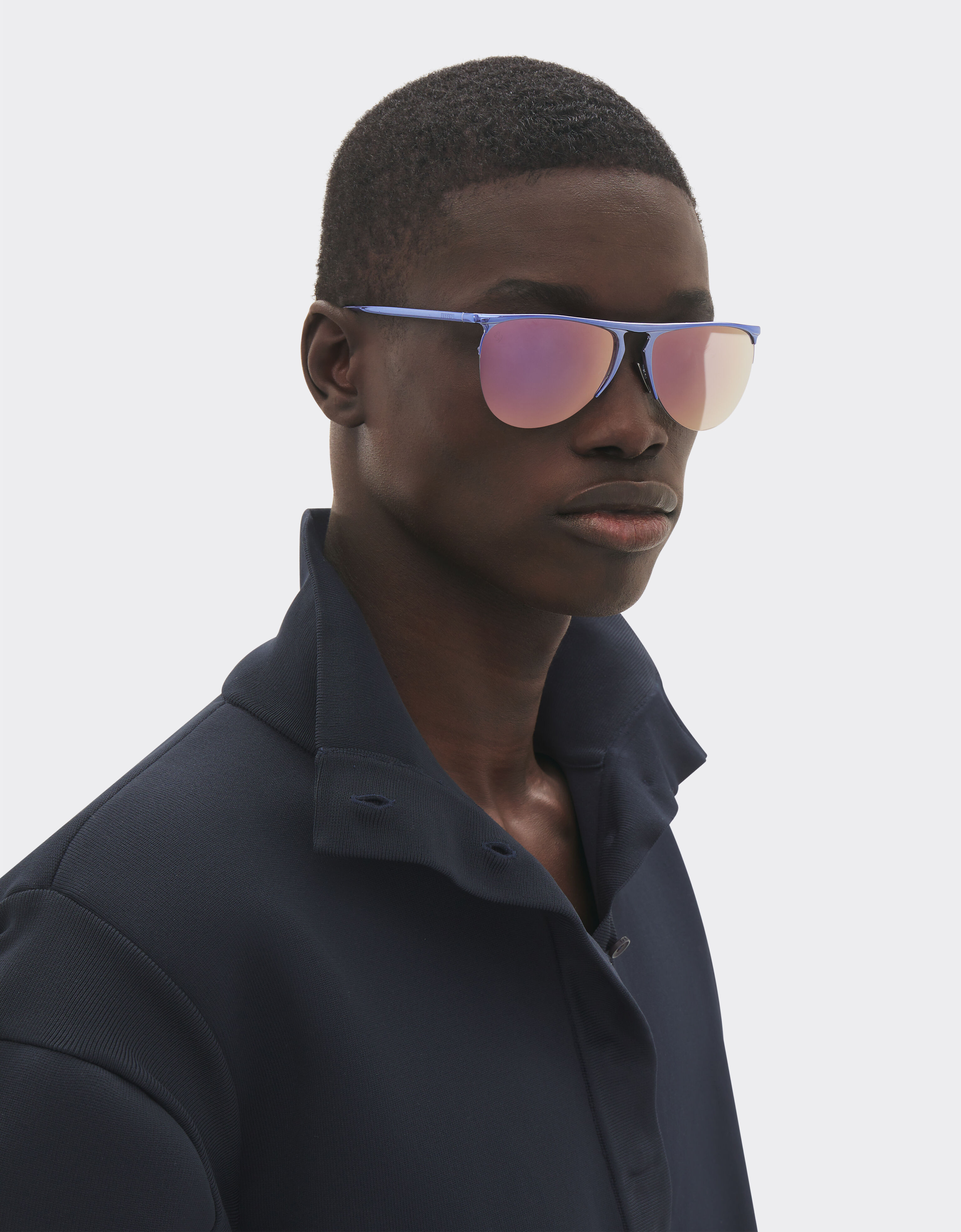 Ferrari Fliederfarbene Ferrari-Sonnenbrille aus Metall mit fliederfarbenen verspiegelten Gläsern Mattschwarz F1534f