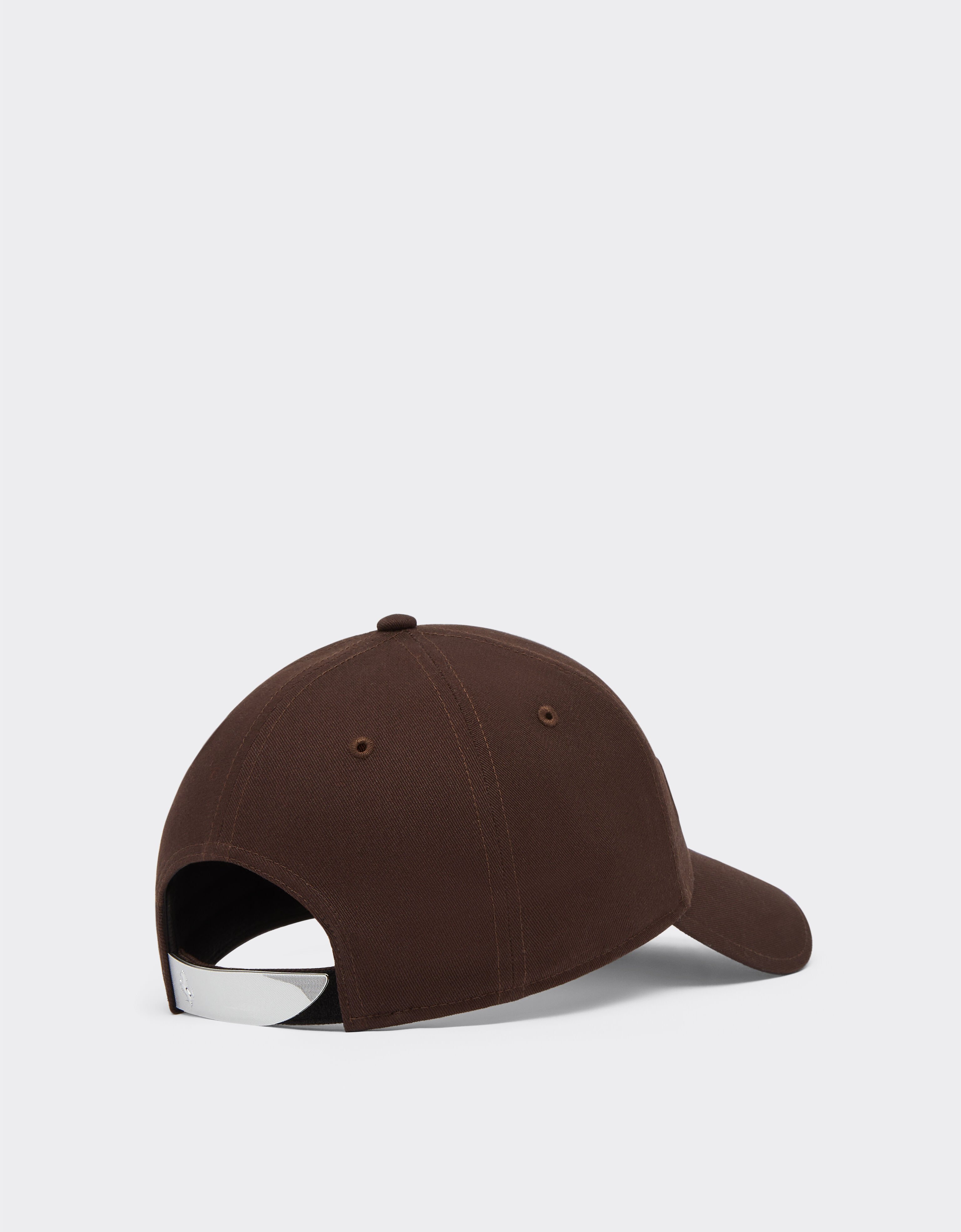 Ferrari Gorra de béisbol de algodón con logotipo Ferrari bordado Marrón oscuro 21342f