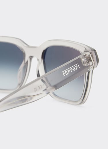 Ferrari Lunettes de soleil Ferrari en acétate gris transparent avec verres gris dégradés Ingrid F1545f