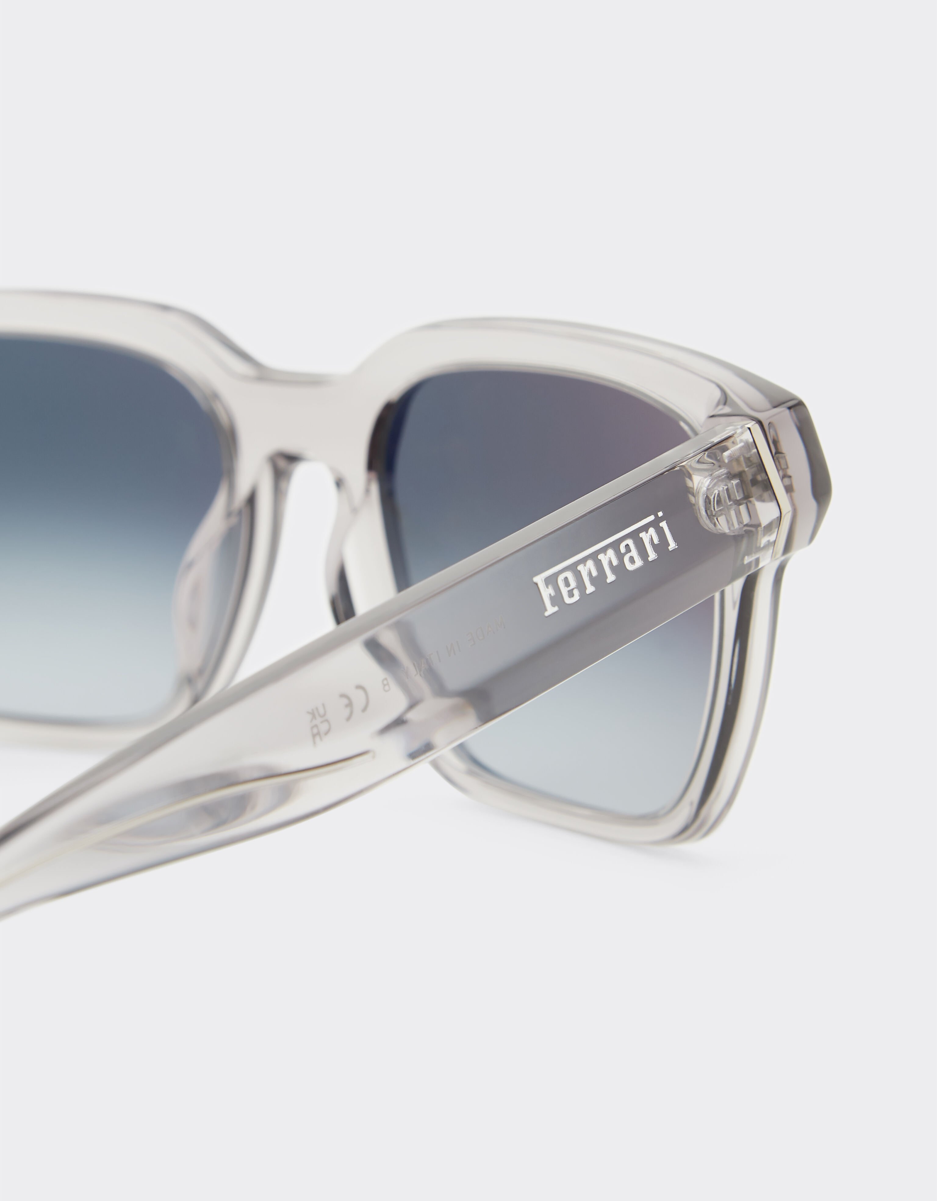 Ferrari Lunettes de soleil Ferrari en acétate gris transparent avec verres gris dégradés Ingrid F1545f