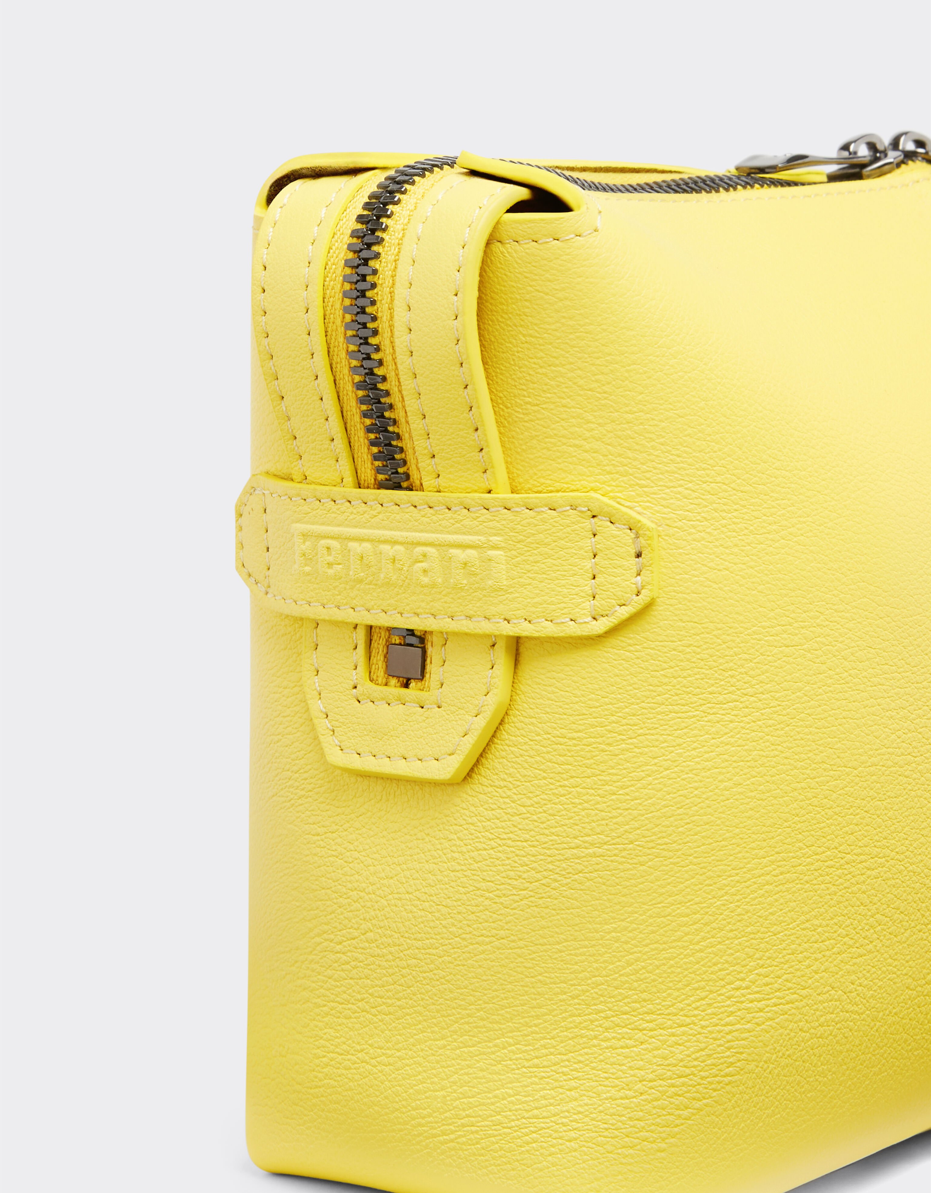 Ferrari Tasche aus genarbtem Leder mit Reißverschluss Giallo Modena 22124f