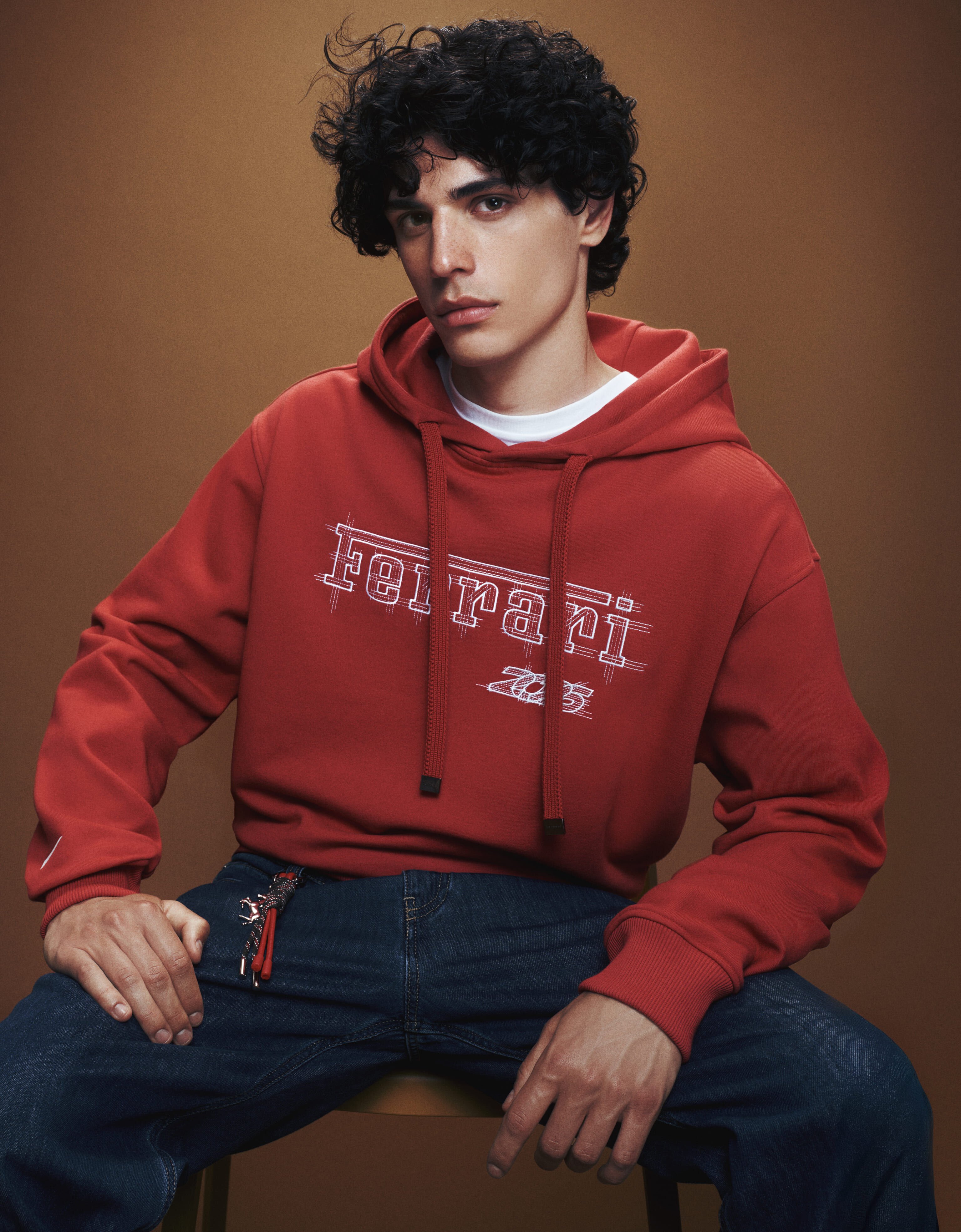 Ferrari-Sweatshirt aus Baumwolle für den GP von Monaco 2026 Ferrari Ferrari-Sweatshirt aus Baumwolle für den GP von Monaco 2026 Rosso Magma CJMSW0051JCO0057f