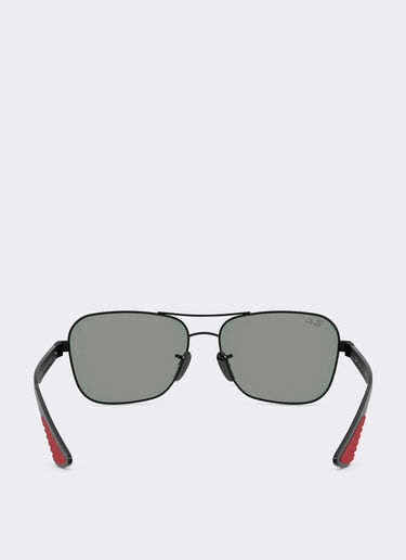Ferrari Ray-Ban für Scuderia Ferrari RB8336M aus mattschwarzem Metall und dunkler Kohlefaser mit dunkelgrau verspiegelten blau/roten Gläsern Mattschwarz LA02Bf